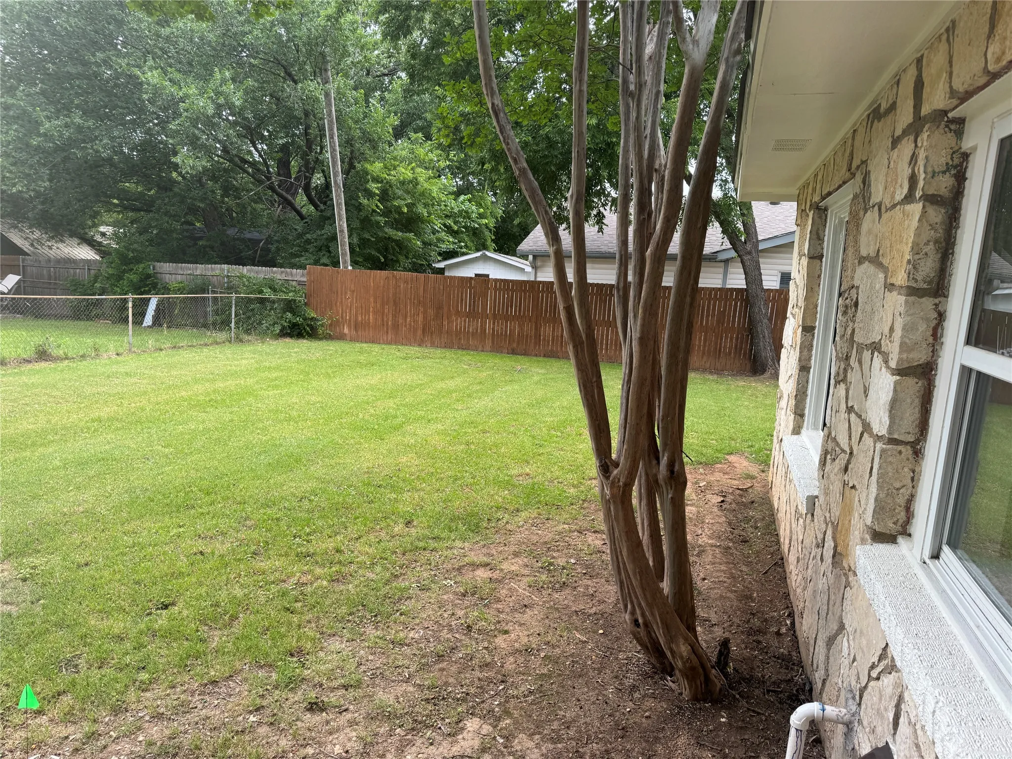 Single Family Residence For Sale in Denton County , 607 E Hundley Drive, Lake Dallas, Texas 75065, 2 Bedrooms, 1 Bathroom, 1 Garage spaces, 1,113 Sqft, built in 1975, Price $289,900, mls#21262363, Real Estate Agent in Lake Dallas, Homes For Sale in Denton county, Homes For Sale in Lake Dallas, Realtor in Lake Dallas Texas, Real Estate Brokerage Independent Realty Texas, Luminita Cordes Realtor
