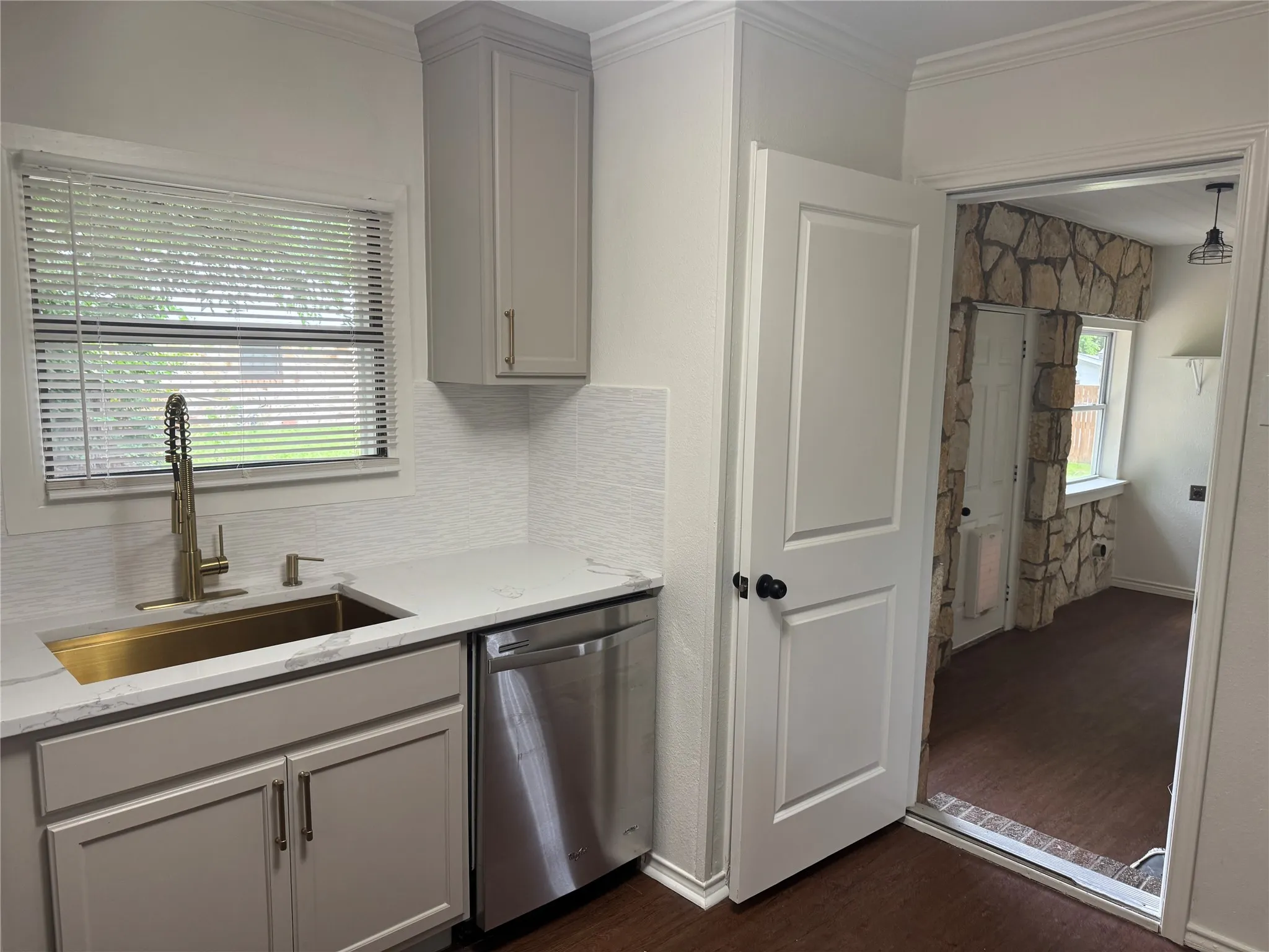 Single Family Residence For Sale in Denton County , 607 E Hundley Drive, Lake Dallas, Texas 75065, 2 Bedrooms, 1 Bathroom, 1 Garage spaces, 1,113 Sqft, built in 1975, Price $289,900, mls#21262363, Real Estate Agent in Lake Dallas, Homes For Sale in Denton county, Homes For Sale in Lake Dallas, Realtor in Lake Dallas Texas, Real Estate Brokerage Independent Realty Texas, Luminita Cordes Realtor
