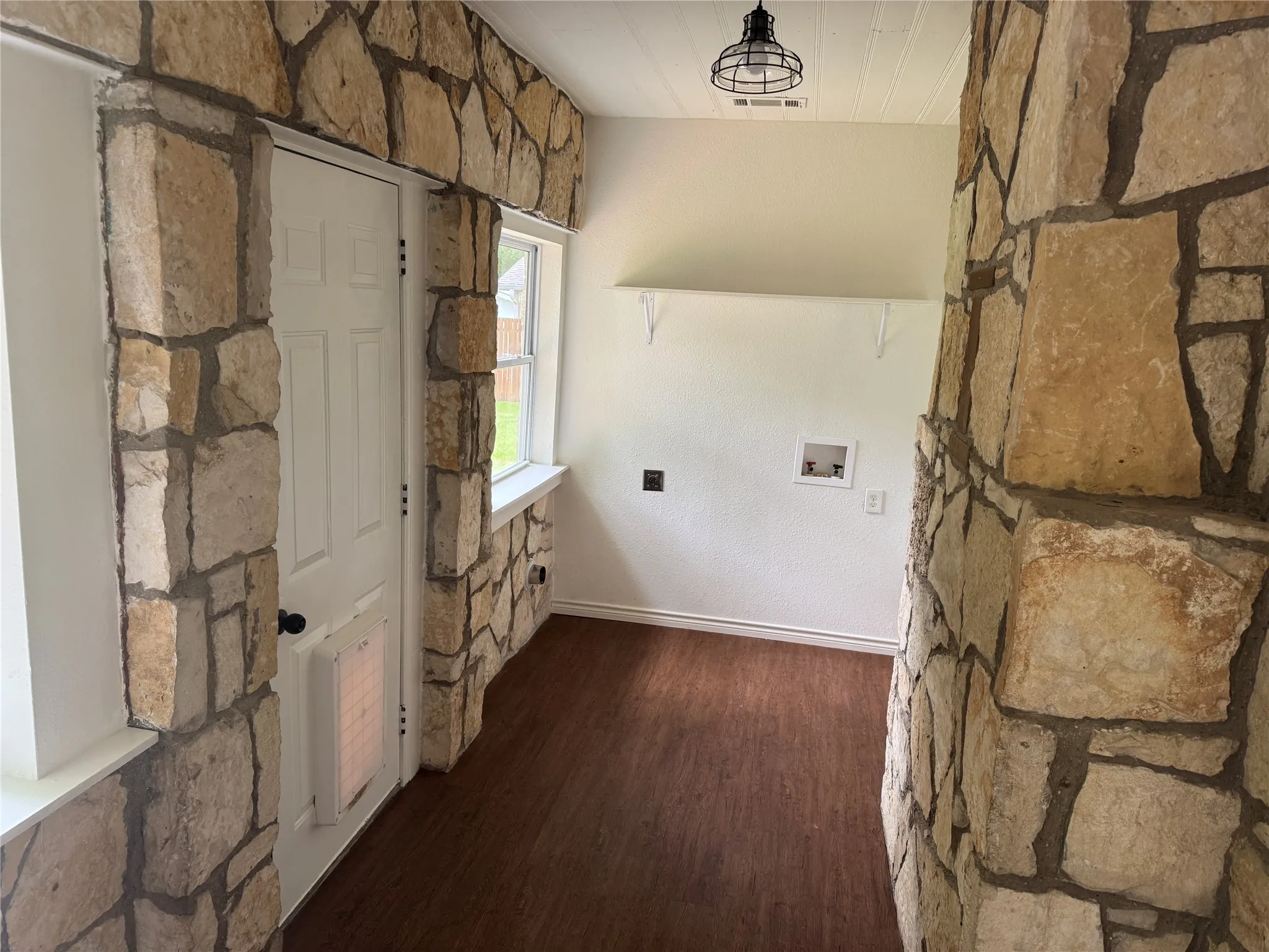 Single Family Residence For Sale in Denton County , 607 E Hundley Drive, Lake Dallas, Texas 75065, 2 Bedrooms, 1 Bathroom, 1 Garage spaces, 1,113 Sqft, built in 1975, Price $289,900, mls#21262363, Real Estate Agent in Lake Dallas, Homes For Sale in Denton county, Homes For Sale in Lake Dallas, Realtor in Lake Dallas Texas, Real Estate Brokerage Independent Realty Texas, Luminita Cordes Realtor