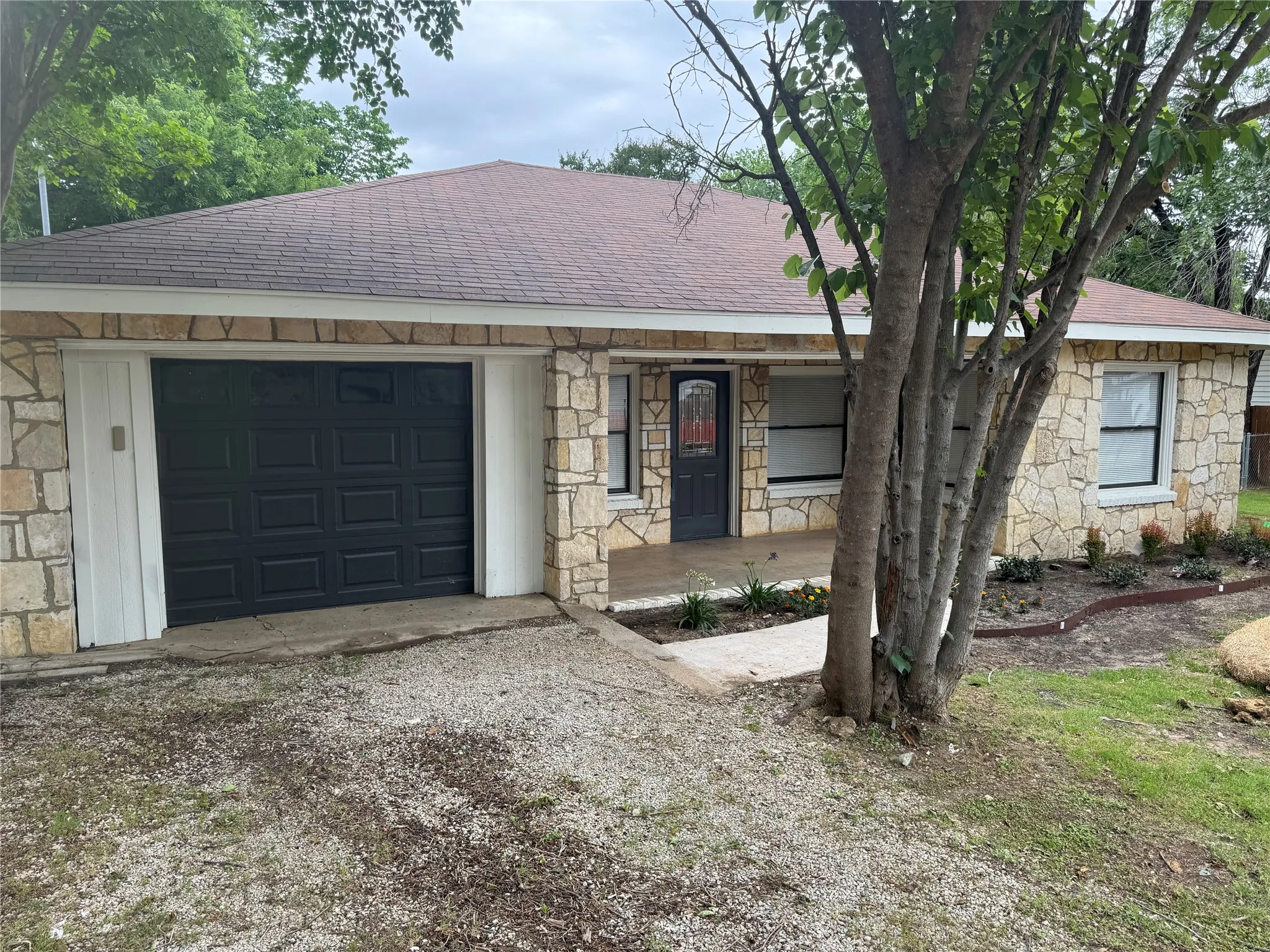 Single Family Residence For Sale in Denton County , 607 E Hundley Drive, Lake Dallas, Texas 75065, 2 Bedrooms, 1 Bathroom, 1 Garage spaces, 1,113 Sqft, built in 1975, Price $289,900, mls#21262363, Real Estate Agent in Lake Dallas, Homes For Sale in Denton county, Homes For Sale in Lake Dallas, Realtor in Lake Dallas Texas, Real Estate Brokerage Independent Realty Texas, Luminita Cordes Realtor