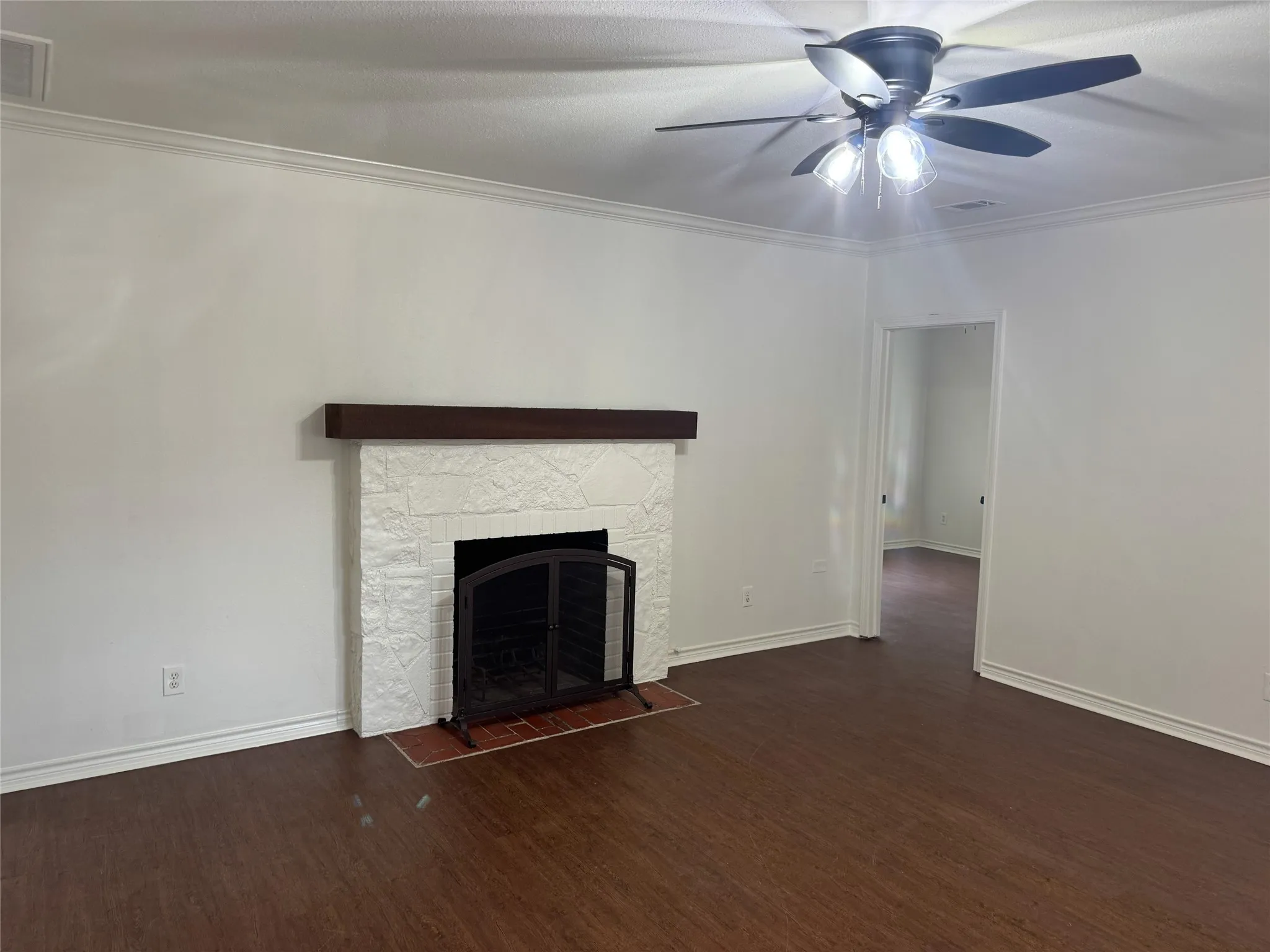 Single Family Residence For Sale in Denton County , 607 E Hundley Drive, Lake Dallas, Texas 75065, 2 Bedrooms, 1 Bathroom, 1 Garage spaces, 1,113 Sqft, built in 1975, Price $289,900, mls#21262363, Real Estate Agent in Lake Dallas, Homes For Sale in Denton county, Homes For Sale in Lake Dallas, Realtor in Lake Dallas Texas, Real Estate Brokerage Independent Realty Texas, Luminita Cordes Realtor