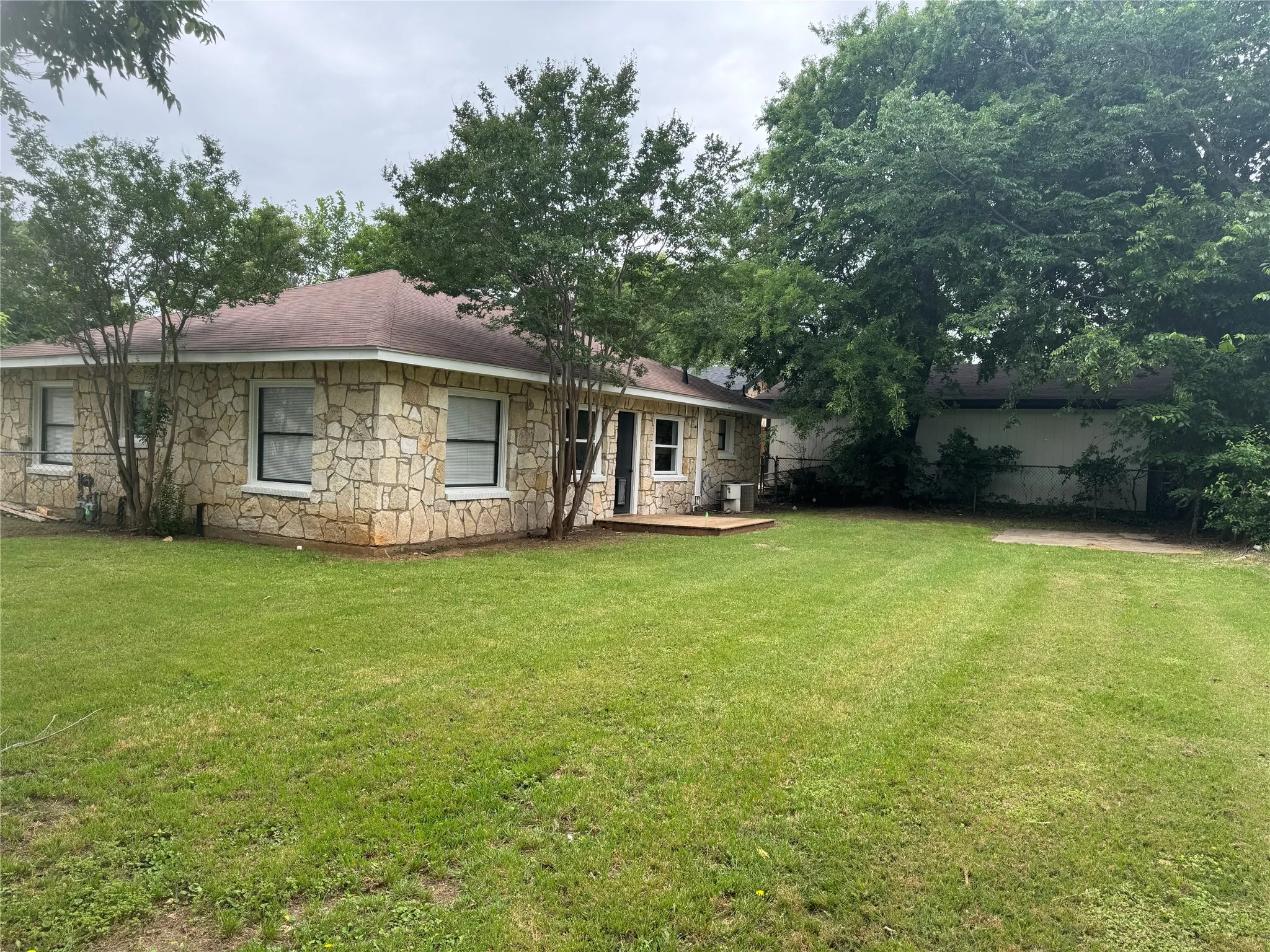 Single Family Residence For Sale in Denton County , 607 E Hundley Drive, Lake Dallas, Texas 75065, 2 Bedrooms, 1 Bathroom, 1 Garage spaces, 1,113 Sqft, built in 1975, Price $289,900, mls#21262363, Real Estate Agent in Lake Dallas, Homes For Sale in Denton county, Homes For Sale in Lake Dallas, Realtor in Lake Dallas Texas, Real Estate Brokerage Independent Realty Texas, Luminita Cordes Realtor