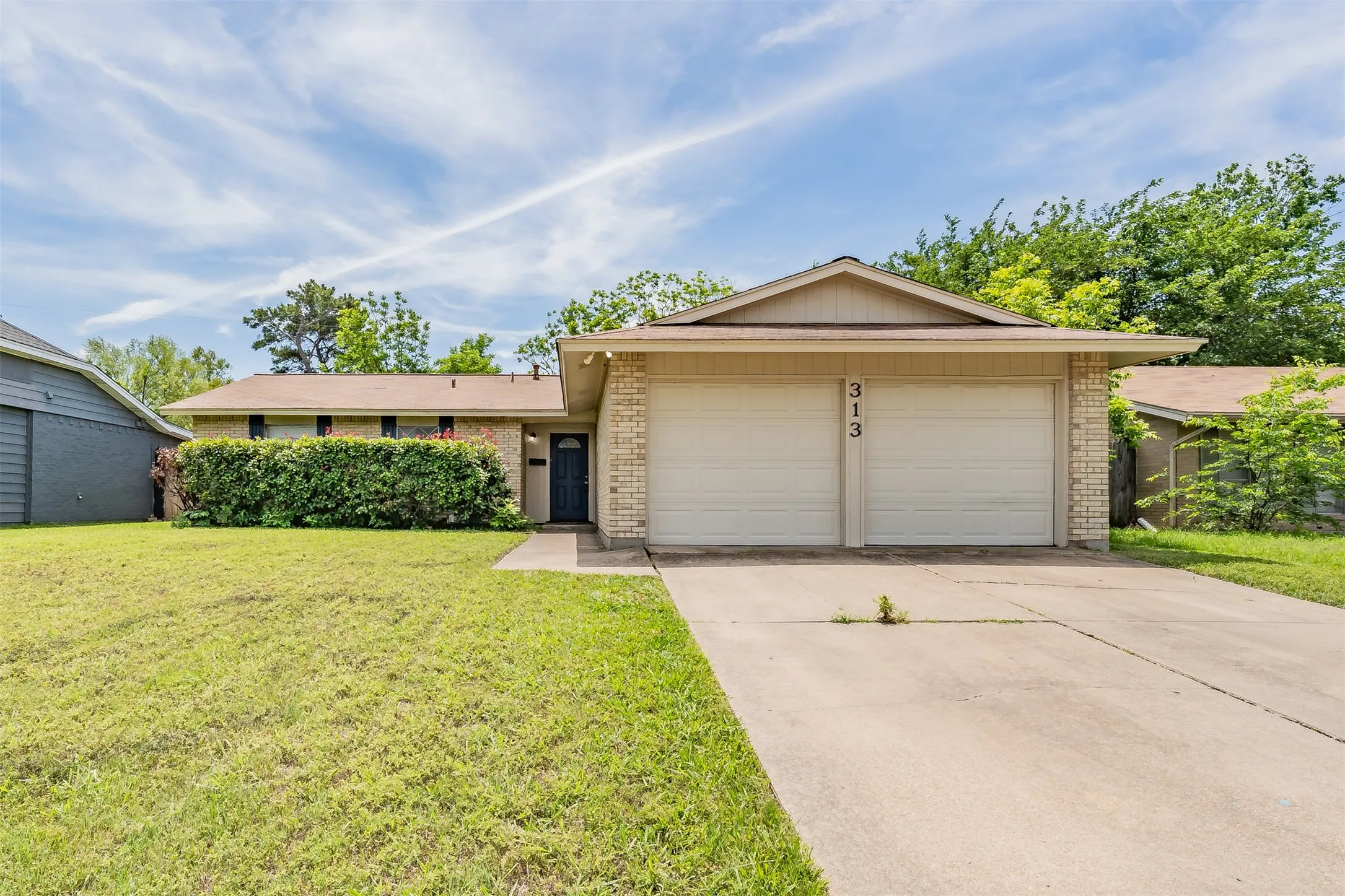 Single Family Residence For Sale in Dallas County , 313 Hawthorne Lane, Grand Prairie, Texas 75052, 3 Bedroom, 2 Bathroom, 1 Garage spaces, 1,227 Sqft, built in 1968, mls#21260310, Real Estate Agent in Grand Prairie, Homes For Sale in Dallas county, Homes For Sale in Grand Prairie, Realtor in Grand Prairie Texas, Real Estate Brokerage Independent Realty Texas, Luminita Cordes Realtor