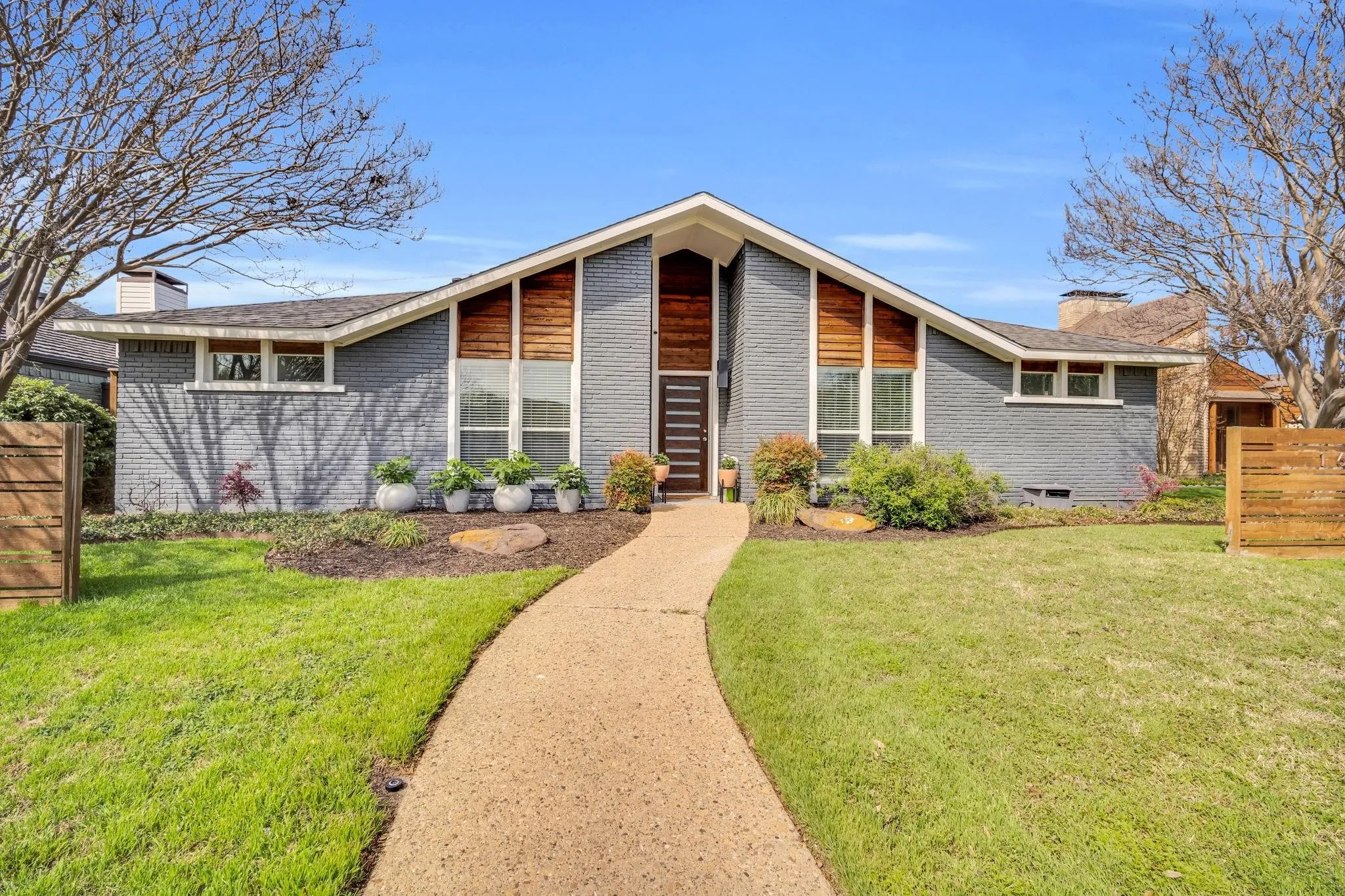 Single Family Residence For Sale in Dallas County , 16817 Rustic Meadows Drive, Dallas, Texas 75248, 3 Bedroom, 3 Bathroom, 2 Garage spaces, 2,190 Sqft, built in 1977, mls#21260717, Real Estate Agent in Dallas, Homes For Sale in Dallas county, Homes For Sale in Dallas, Realtor in Dallas Texas, Real Estate Brokerage Independent Realty Texas, Luminita Cordes Realtor