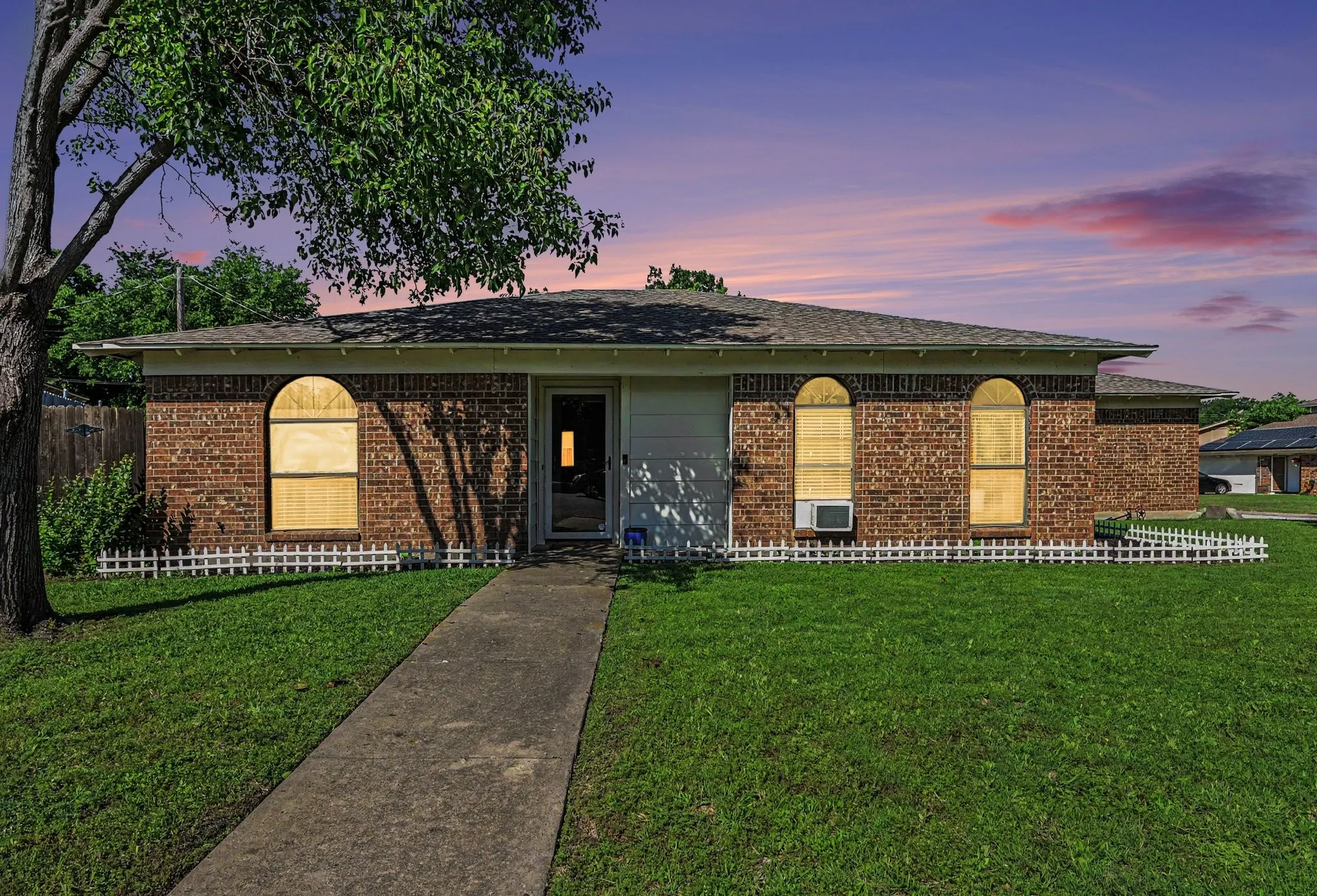 Single Family Residence For Sale in Tarrant County , 8553 James Court, White Settlement, Texas 76108, 3 Bedroom, 2 Bathroom, 2 Garage spaces, 1,287 Sqft, built in 1985, mls#21259810, Real Estate Agent in White Settlement, Homes For Sale in Tarrant county, Homes For Sale in White Settlement, Realtor in White Settlement Texas, Real Estate Brokerage Independent Realty Texas, Luminita Cordes Realtor