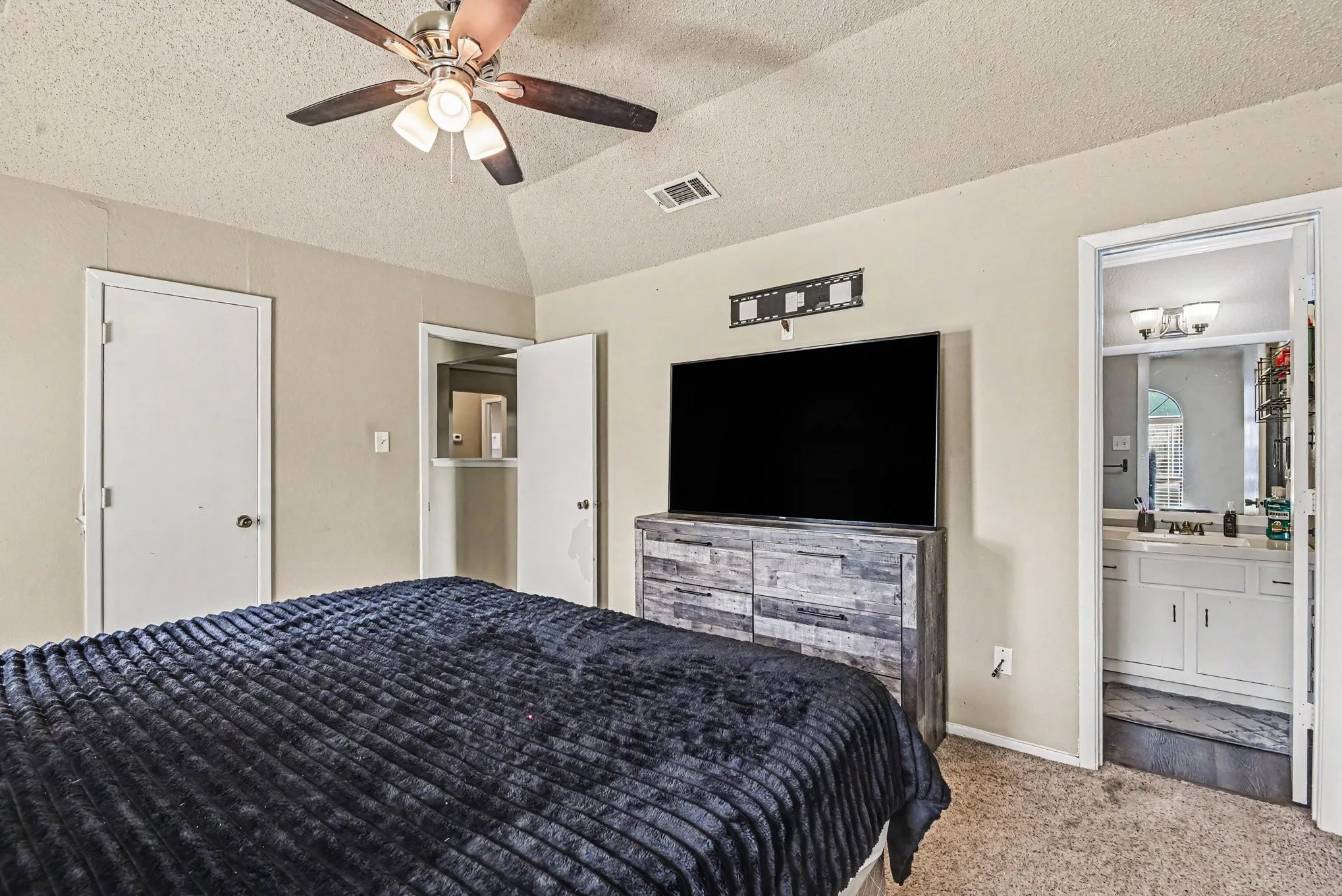 Single Family Residence For Sale in Tarrant County , 8553 James Court, White Settlement, Texas 76108, 3 Bedroom, 2 Bathroom, 2 Garage spaces, 1,287 Sqft, built in 1985, mls#21259810, Real Estate Agent in White Settlement, Homes For Sale in Tarrant county, Homes For Sale in White Settlement, Realtor in White Settlement Texas, Real Estate Brokerage Independent Realty Texas, Luminita Cordes Realtor
