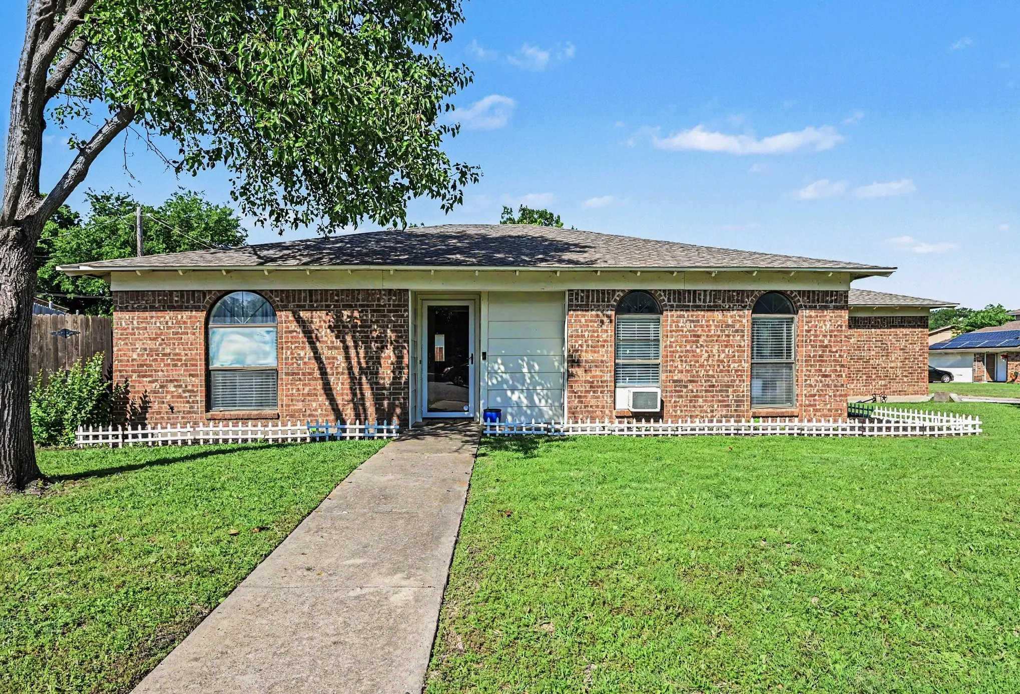 Single Family Residence For Sale in Tarrant County , 8553 James Court, White Settlement, Texas 76108, 3 Bedroom, 2 Bathroom, 2 Garage spaces, 1,287 Sqft, built in 1985, mls#21259810, Real Estate Agent in White Settlement, Homes For Sale in Tarrant county, Homes For Sale in White Settlement, Realtor in White Settlement Texas, Real Estate Brokerage Independent Realty Texas, Luminita Cordes Realtor