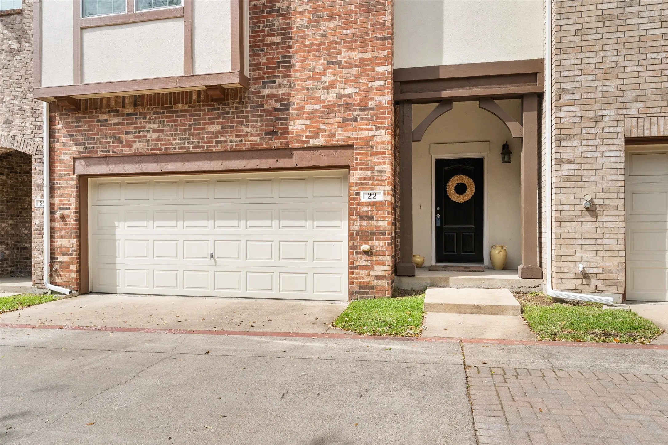 Condominium For Sale in Dallas County , 1600 Abrams Road 22, Dallas, Texas 75214, 3 Bedroom, 3 Bathroom, 2 Garage spaces, 2,100 Sqft, built in 2005, mls#21260231, Real Estate Agent in Dallas, Homes For Sale in Dallas county, Homes For Sale in Dallas, Realtor in Dallas Texas, Real Estate Brokerage Independent Realty Texas, Luminita Cordes Realtor