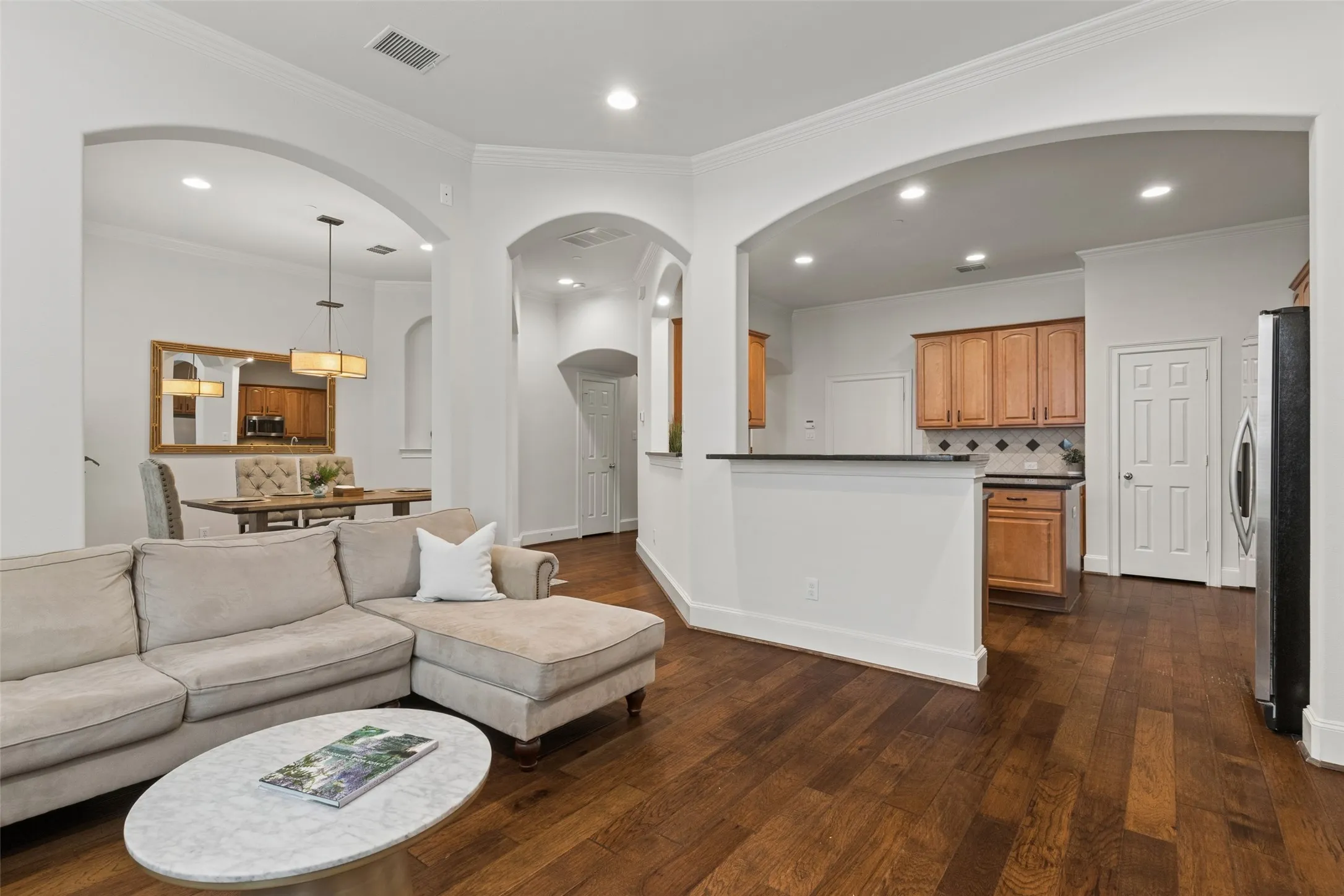 Condominium For Sale in Dallas County , 1600 Abrams Road 22, Dallas, Texas 75214, 3 Bedroom, 3 Bathroom, 2 Garage spaces, 2,100 Sqft, built in 2005, mls#21260231, Real Estate Agent in Dallas, Homes For Sale in Dallas county, Homes For Sale in Dallas, Realtor in Dallas Texas, Real Estate Brokerage Independent Realty Texas, Luminita Cordes Realtor
