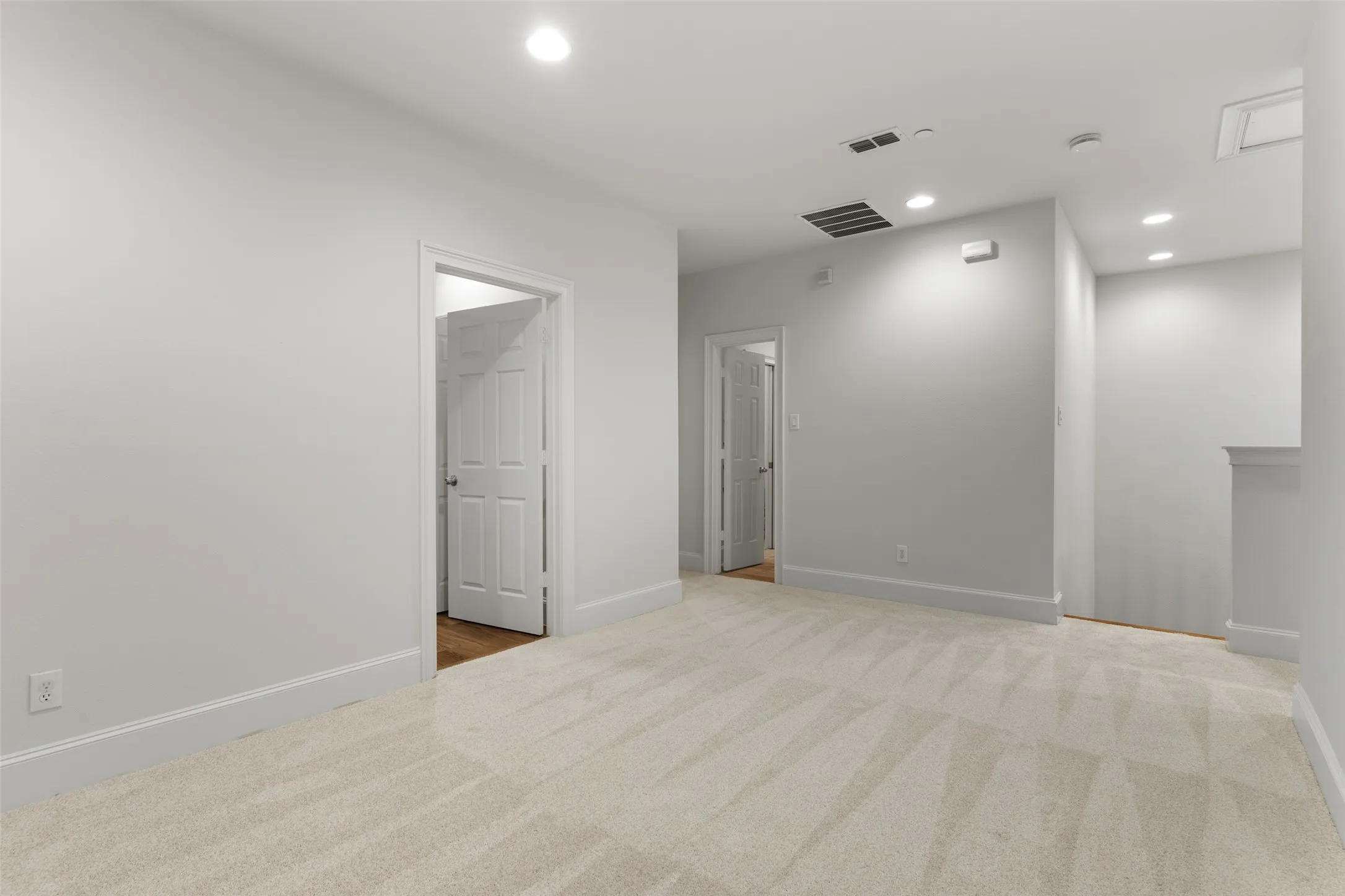 Condominium For Sale in Dallas County , 1600 Abrams Road 22, Dallas, Texas 75214, 3 Bedroom, 3 Bathroom, 2 Garage spaces, 2,100 Sqft, built in 2005, mls#21260231, Real Estate Agent in Dallas, Homes For Sale in Dallas county, Homes For Sale in Dallas, Realtor in Dallas Texas, Real Estate Brokerage Independent Realty Texas, Luminita Cordes Realtor
