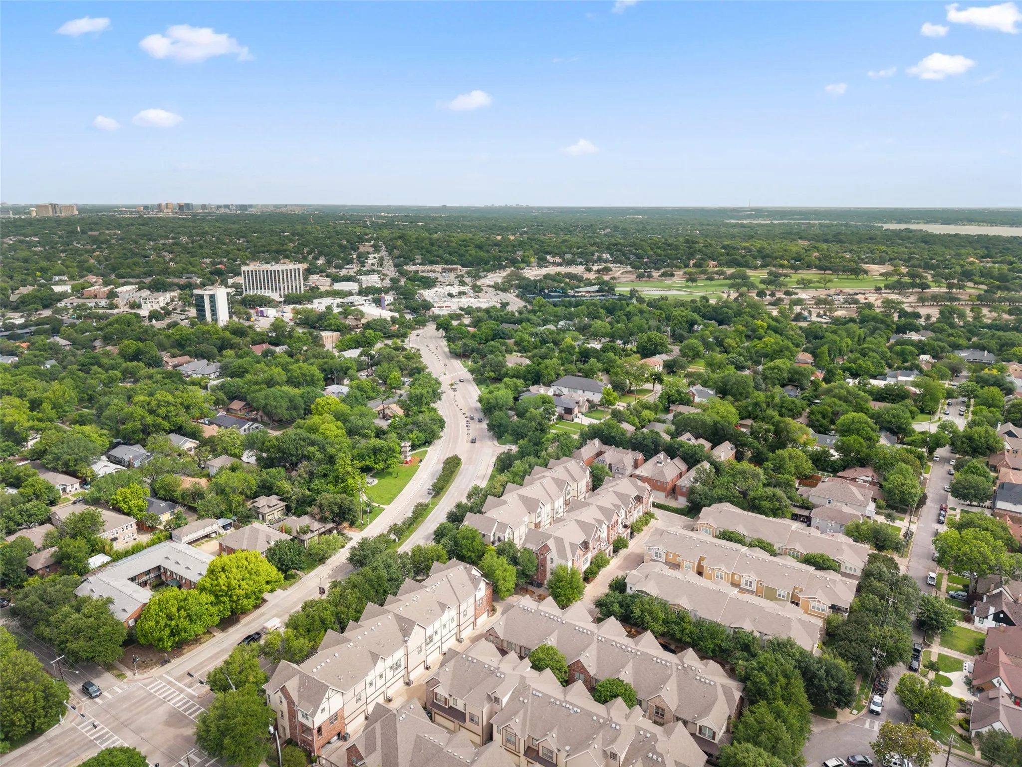 Condominium For Sale in Dallas County , 1600 Abrams Road 22, Dallas, Texas 75214, 3 Bedroom, 3 Bathroom, 2 Garage spaces, 2,100 Sqft, built in 2005, mls#21260231, Real Estate Agent in Dallas, Homes For Sale in Dallas county, Homes For Sale in Dallas, Realtor in Dallas Texas, Real Estate Brokerage Independent Realty Texas, Luminita Cordes Realtor