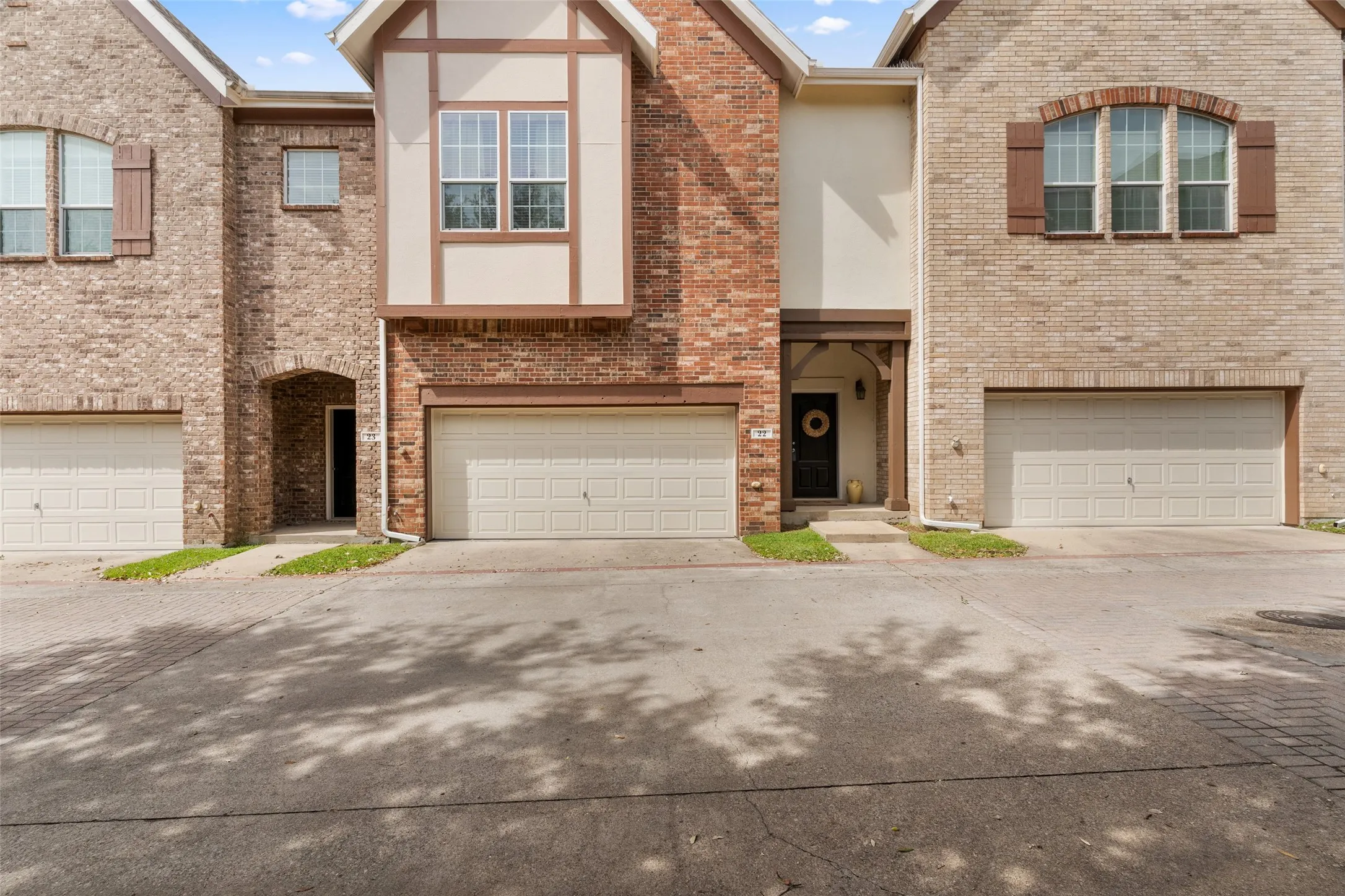 Condominium For Sale in Dallas County , 1600 Abrams Road 22, Dallas, Texas 75214, 3 Bedroom, 3 Bathroom, 2 Garage spaces, 2,100 Sqft, built in 2005, mls#21260231, Real Estate Agent in Dallas, Homes For Sale in Dallas county, Homes For Sale in Dallas, Realtor in Dallas Texas, Real Estate Brokerage Independent Realty Texas, Luminita Cordes Realtor