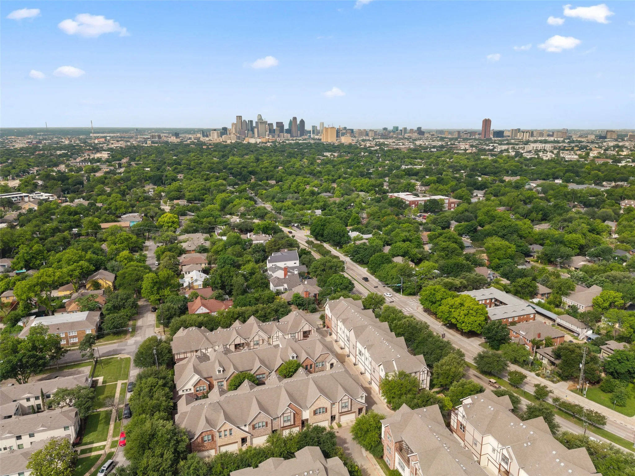 Condominium For Sale in Dallas County , 1600 Abrams Road 22, Dallas, Texas 75214, 3 Bedroom, 3 Bathroom, 2 Garage spaces, 2,100 Sqft, built in 2005, mls#21260231, Real Estate Agent in Dallas, Homes For Sale in Dallas county, Homes For Sale in Dallas, Realtor in Dallas Texas, Real Estate Brokerage Independent Realty Texas, Luminita Cordes Realtor