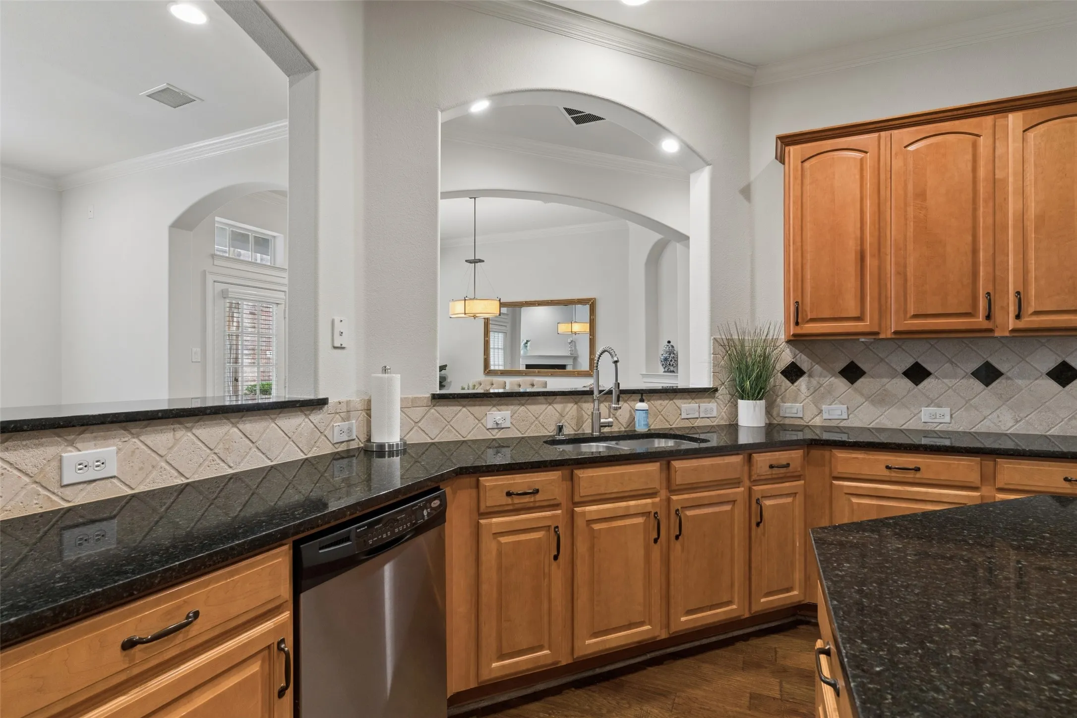 Condominium For Sale in Dallas County , 1600 Abrams Road 22, Dallas, Texas 75214, 3 Bedroom, 3 Bathroom, 2 Garage spaces, 2,100 Sqft, built in 2005, mls#21260231, Real Estate Agent in Dallas, Homes For Sale in Dallas county, Homes For Sale in Dallas, Realtor in Dallas Texas, Real Estate Brokerage Independent Realty Texas, Luminita Cordes Realtor