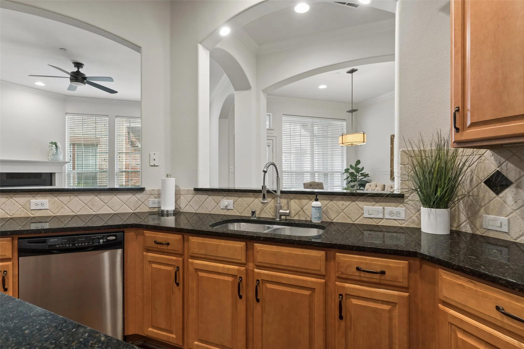 Condominium For Sale in Dallas County , 1600 Abrams Road 22, Dallas, Texas 75214, 3 Bedroom, 3 Bathroom, 2 Garage spaces, 2,100 Sqft, built in 2005, mls#21260231, Real Estate Agent in Dallas, Homes For Sale in Dallas county, Homes For Sale in Dallas, Realtor in Dallas Texas, Real Estate Brokerage Independent Realty Texas, Luminita Cordes Realtor