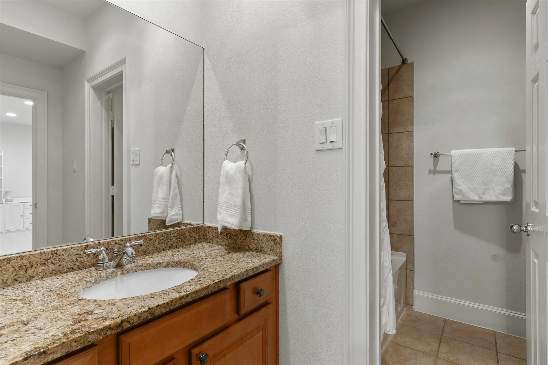 Condominium For Sale in Dallas County , 1600 Abrams Road 22, Dallas, Texas 75214, 3 Bedroom, 3 Bathroom, 2 Garage spaces, 2,100 Sqft, built in 2005, mls#21260231, Real Estate Agent in Dallas, Homes For Sale in Dallas county, Homes For Sale in Dallas, Realtor in Dallas Texas, Real Estate Brokerage Independent Realty Texas, Luminita Cordes Realtor