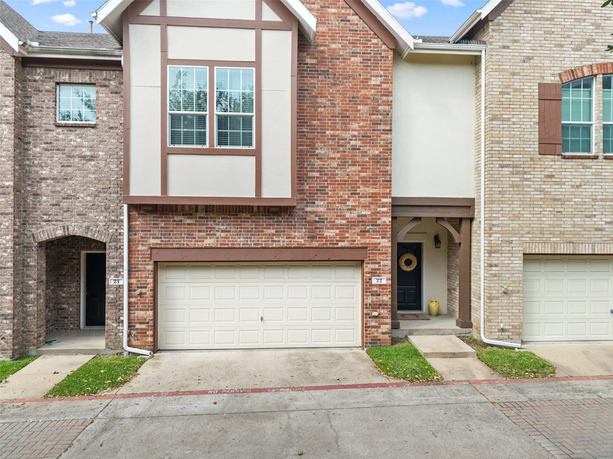 Condominium For Sale in Dallas County , 1600 Abrams Road 22, Dallas, Texas 75214, 3 Bedroom, 3 Bathroom, 2 Garage spaces, 2,100 Sqft, built in 2005, mls#21260231, Real Estate Agent in Dallas, Homes For Sale in Dallas county, Homes For Sale in Dallas, Realtor in Dallas Texas, Real Estate Brokerage Independent Realty Texas, Luminita Cordes Realtor