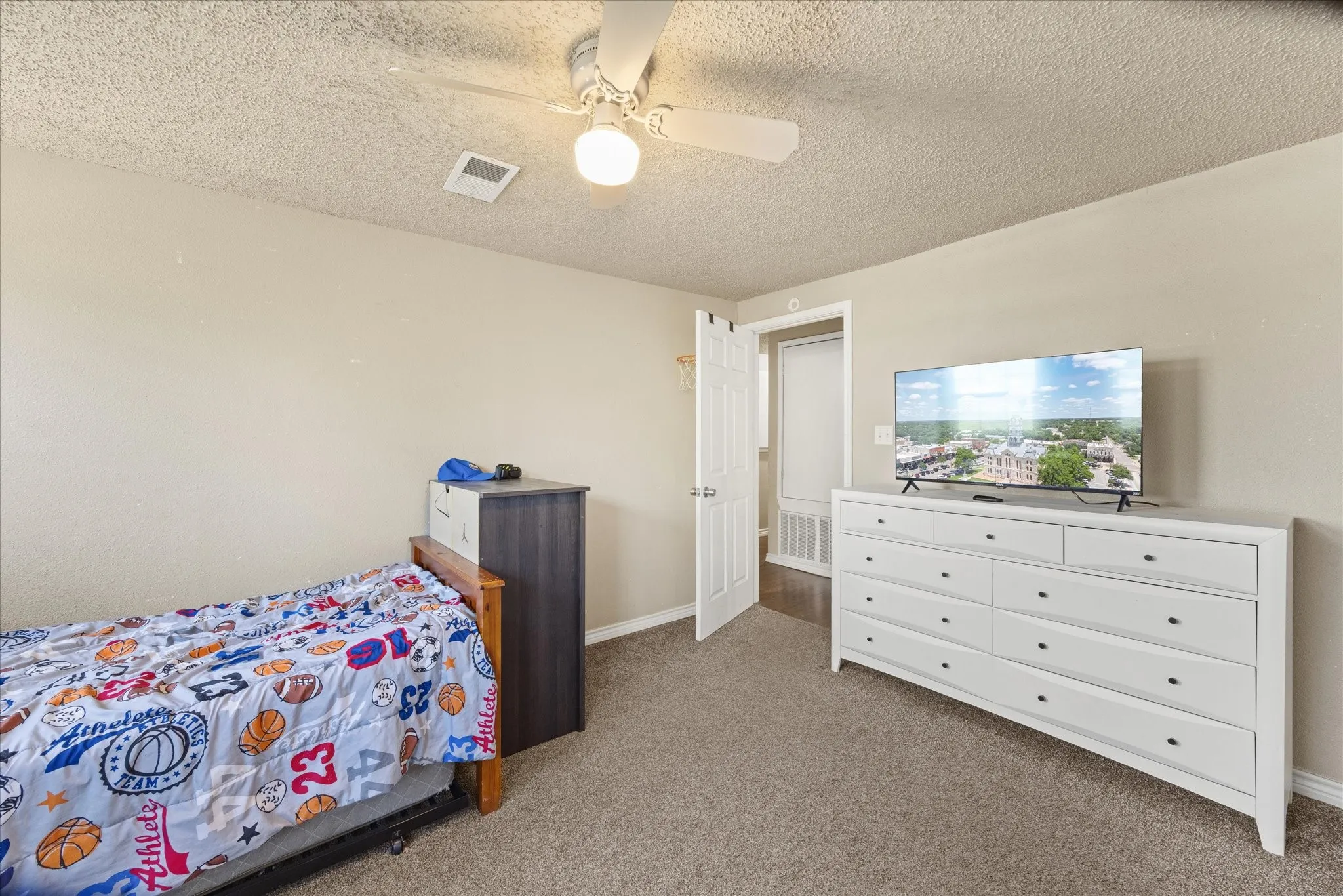 Secondary bedroom.