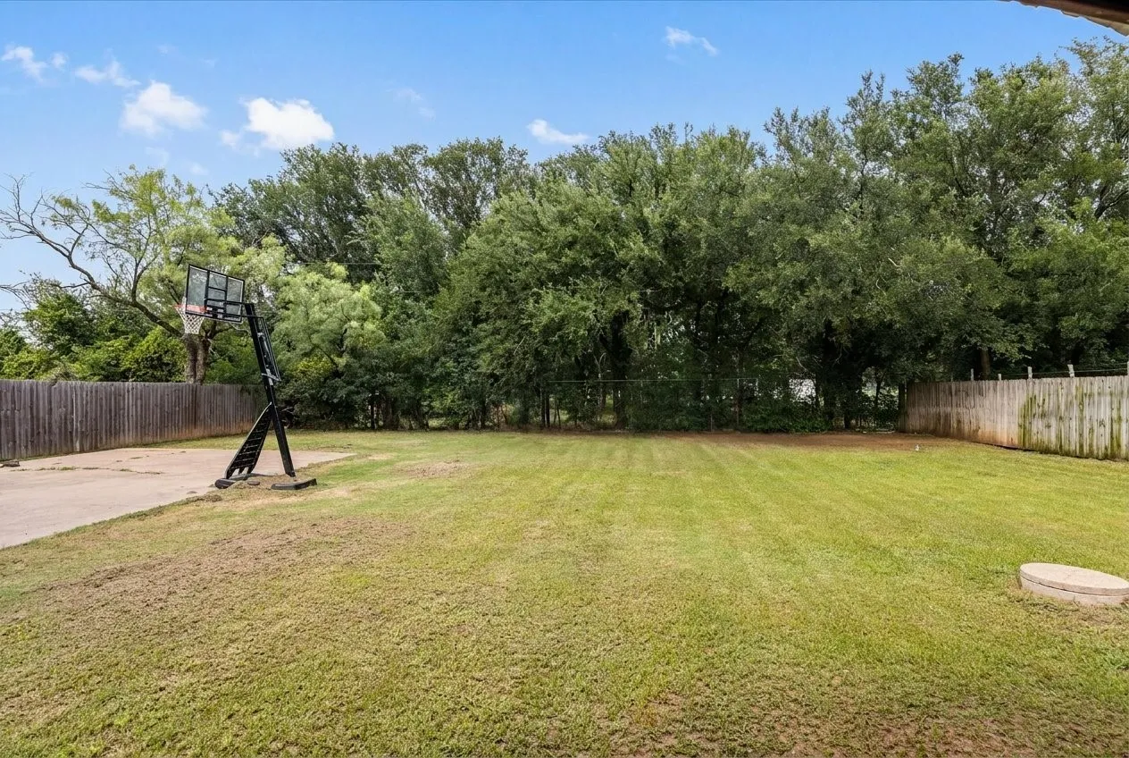 Single Family Residence For Sale in Hood County , 405 Granbury Court, Granbury, Texas 76049, 4 Bedroom, 3 Bathroom, Garage spaces, 2,124 Sqft, built in 1981, mls#21263077, Real Estate Agent in Granbury, Homes For Sale in Hood county, Homes For Sale in Granbury, Realtor in Granbury Texas, Real Estate Brokerage Independent Realty Texas, Luminita Cordes Realtor