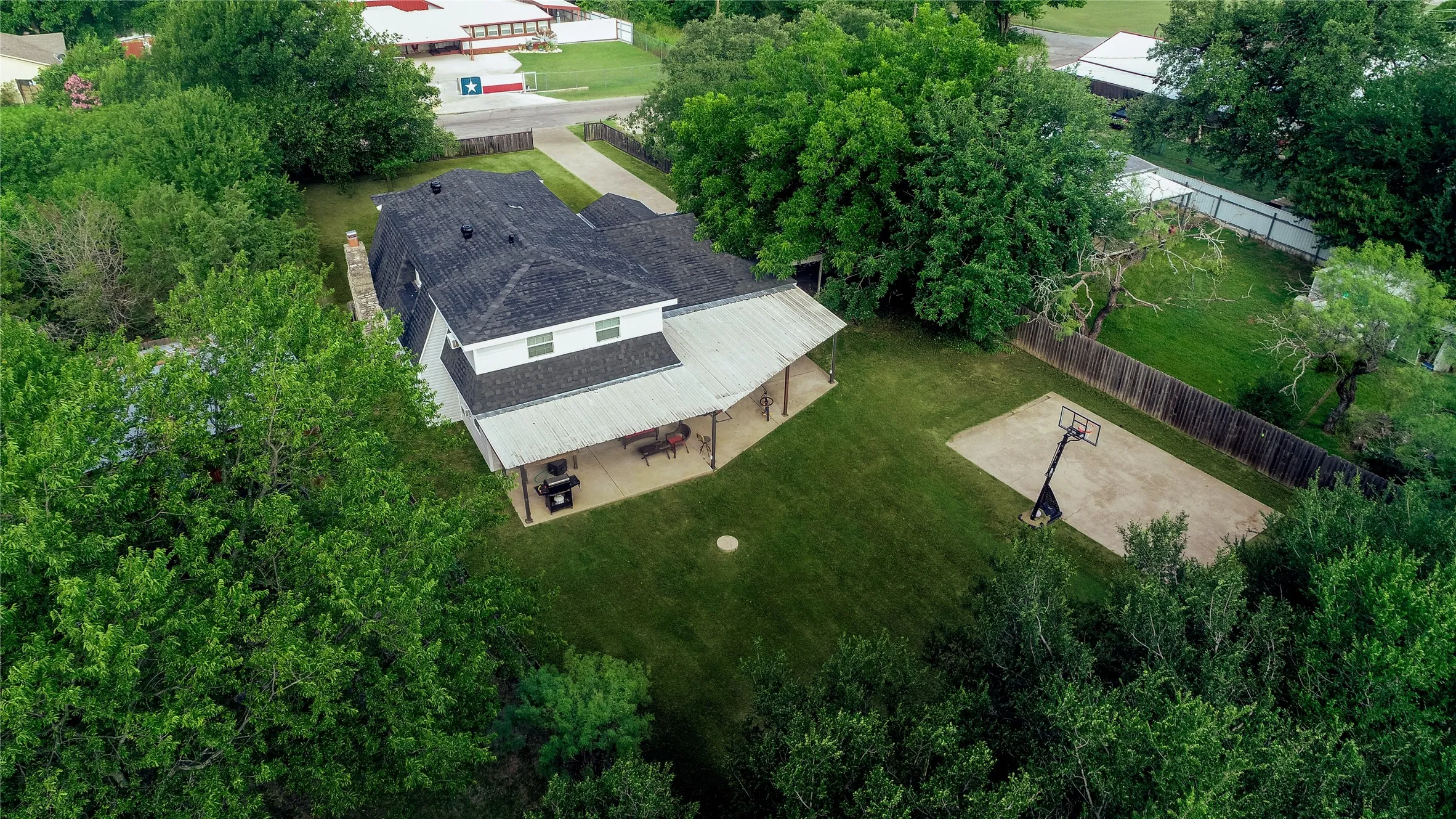Single Family Residence For Sale in Hood County , 405 Granbury Court, Granbury, Texas 76049, 4 Bedroom, 3 Bathroom, Garage spaces, 2,124 Sqft, built in 1981, mls#21263077, Real Estate Agent in Granbury, Homes For Sale in Hood county, Homes For Sale in Granbury, Realtor in Granbury Texas, Real Estate Brokerage Independent Realty Texas, Luminita Cordes Realtor