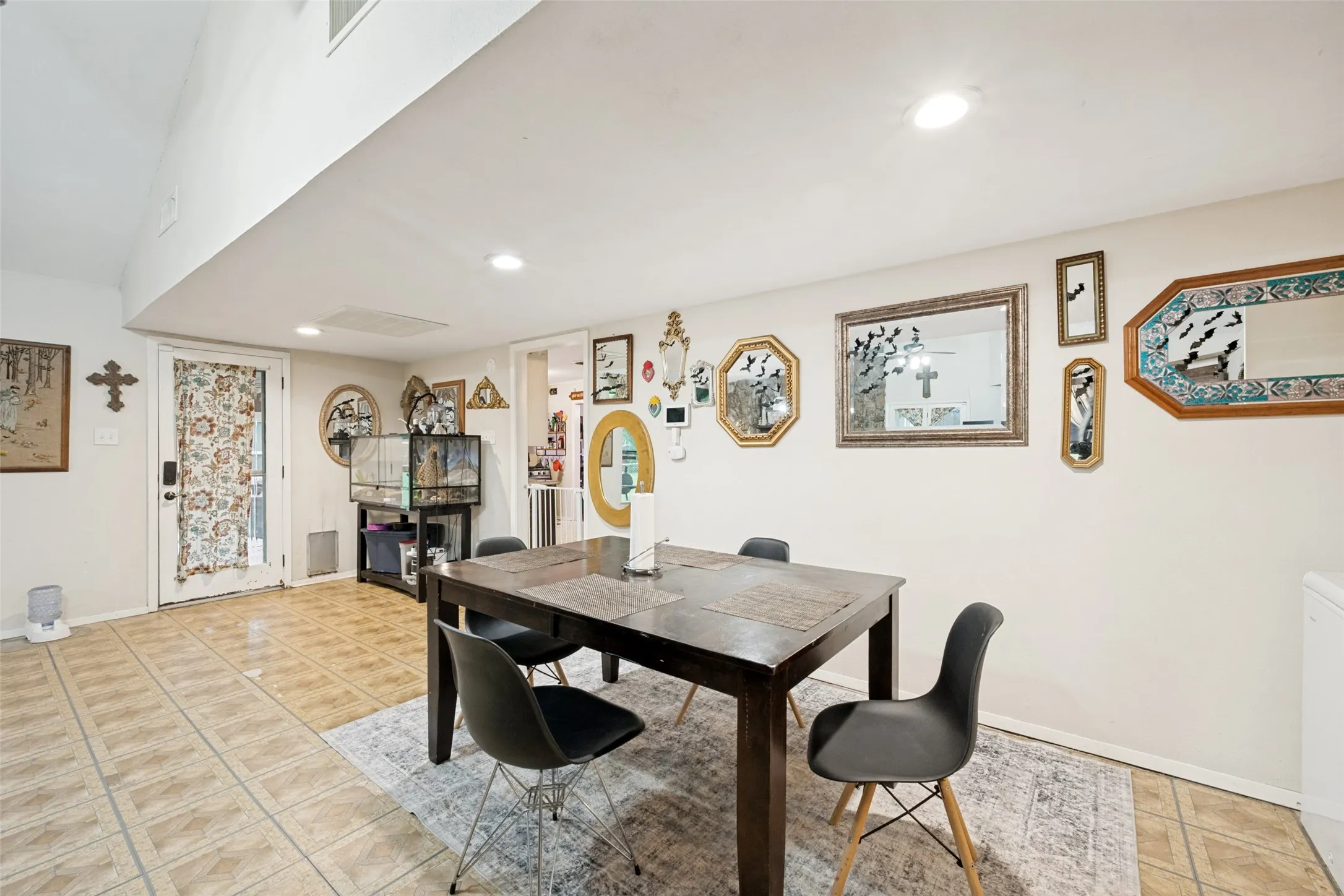 Single Family Residence For Sale in Tarrant County , 727 Norwood Drive, Hurst, Texas 76053, 3 Bedroom, 2 Bathroom, 1 Garage spaces, 2,280 Sqft, built in 1955, mls#21260155, Real Estate Agent in Hurst, Homes For Sale in Tarrant county, Homes For Sale in Hurst, Realtor in Hurst Texas, Real Estate Brokerage Independent Realty Texas, Luminita Cordes Realtor