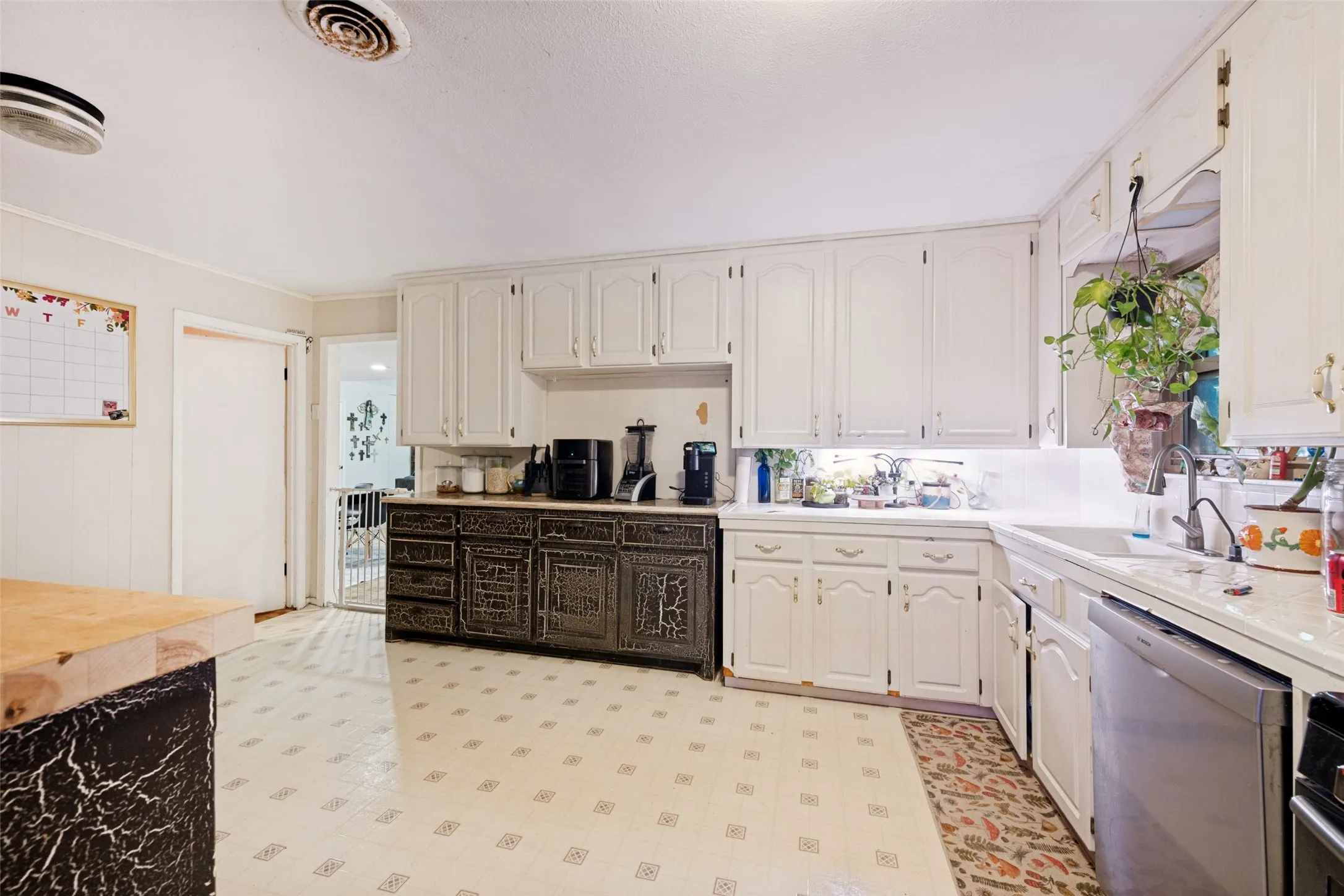 Single Family Residence For Sale in Tarrant County , 727 Norwood Drive, Hurst, Texas 76053, 3 Bedroom, 2 Bathroom, 1 Garage spaces, 2,280 Sqft, built in 1955, mls#21260155, Real Estate Agent in Hurst, Homes For Sale in Tarrant county, Homes For Sale in Hurst, Realtor in Hurst Texas, Real Estate Brokerage Independent Realty Texas, Luminita Cordes Realtor