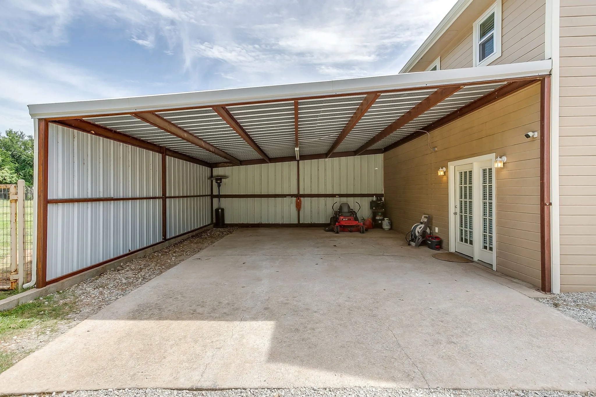 Single Family Residence For Sale in Parker County , 4435 S FM 113, Millsap, Texas 76066, 3 Bedroom, 3 Bathroom, Garage spaces, 1,820 Sqft, built in 1986, mls#21263111, Real Estate Agent in Millsap, Homes For Sale in Parker county, Homes For Sale in Millsap, Realtor in Millsap Texas, Real Estate Brokerage Independent Realty Texas, Luminita Cordes Realtor