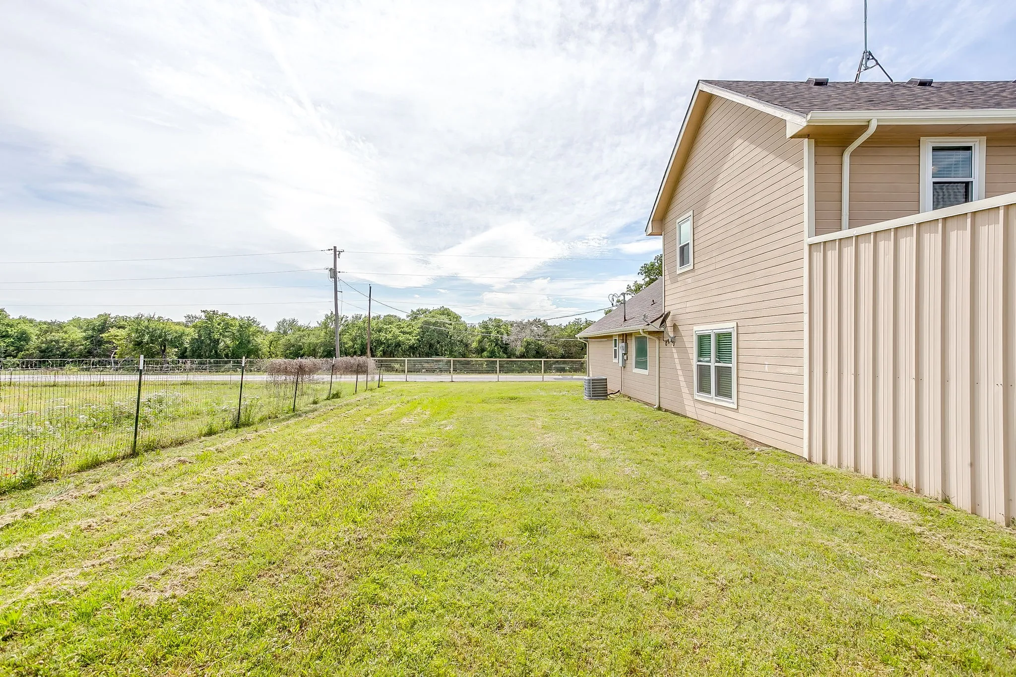 Single Family Residence For Sale in Parker County , 4435 S FM 113, Millsap, Texas 76066, 3 Bedroom, 3 Bathroom, Garage spaces, 1,820 Sqft, built in 1986, mls#21263111, Real Estate Agent in Millsap, Homes For Sale in Parker county, Homes For Sale in Millsap, Realtor in Millsap Texas, Real Estate Brokerage Independent Realty Texas, Luminita Cordes Realtor