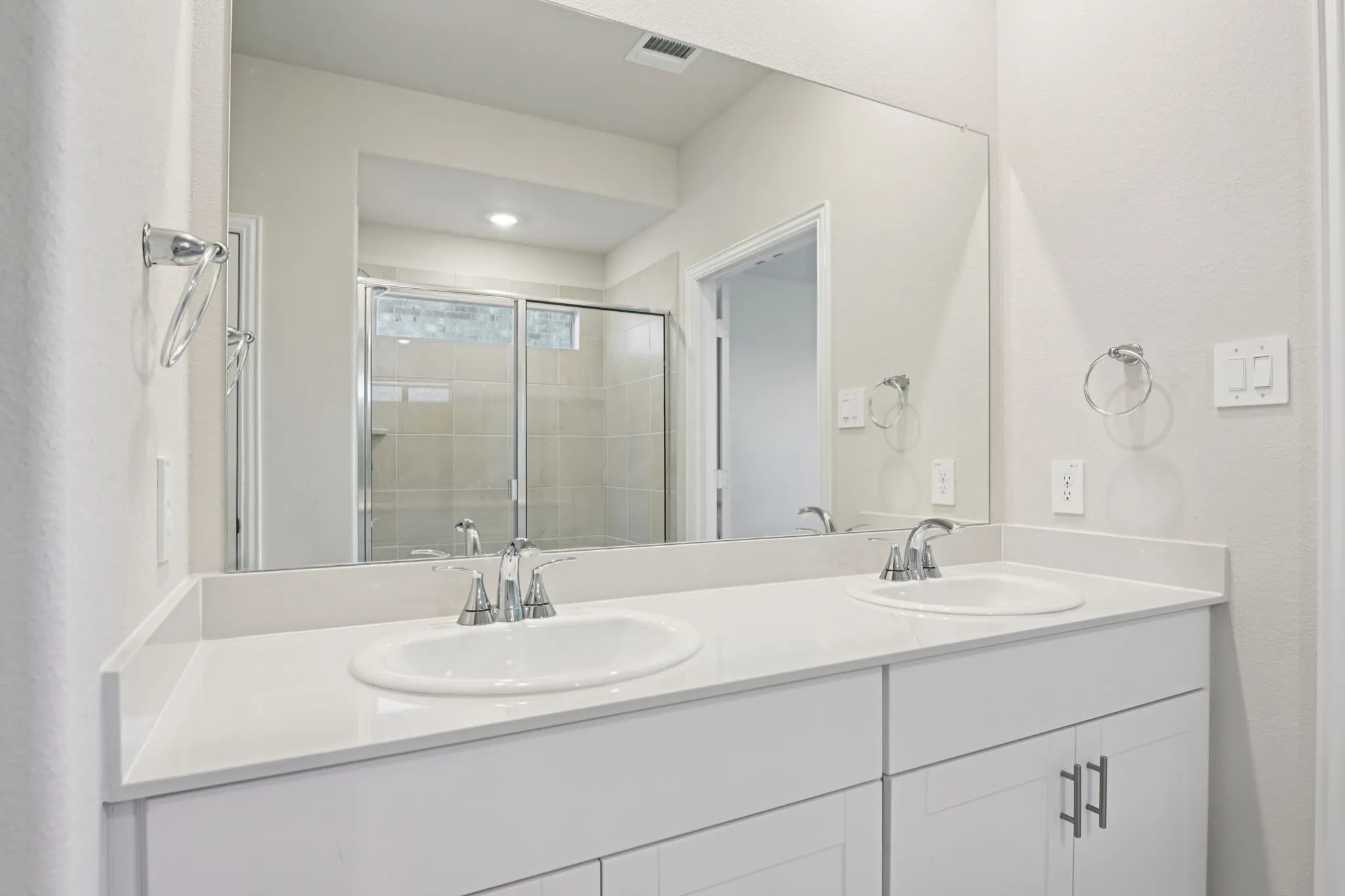  Photo is not of the actual home, but is an inspirational photo of builder’s model home and may depict options, furnishings, and/or decorator features that are not included.
