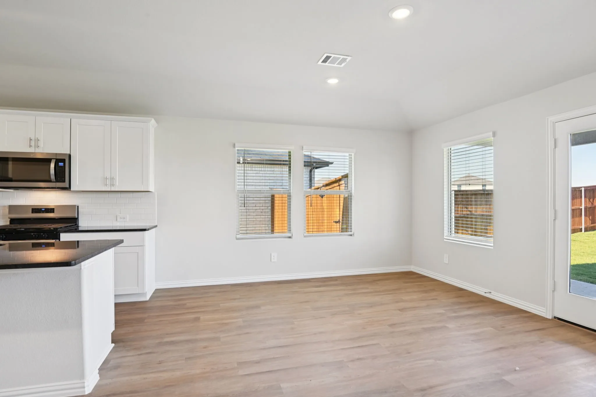  Photo is not of the actual home, but is an inspirational photo of builder’s model home and may depict options, furnishings, and/or decorator features that are not included.
