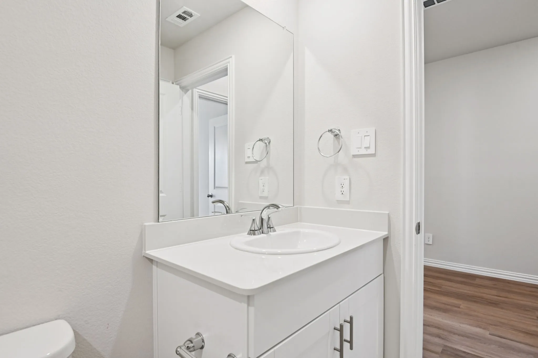  Photo is not of the actual home, but is an inspirational photo of builder’s model home and may depict options, furnishings, and/or decorator features that are not included.
