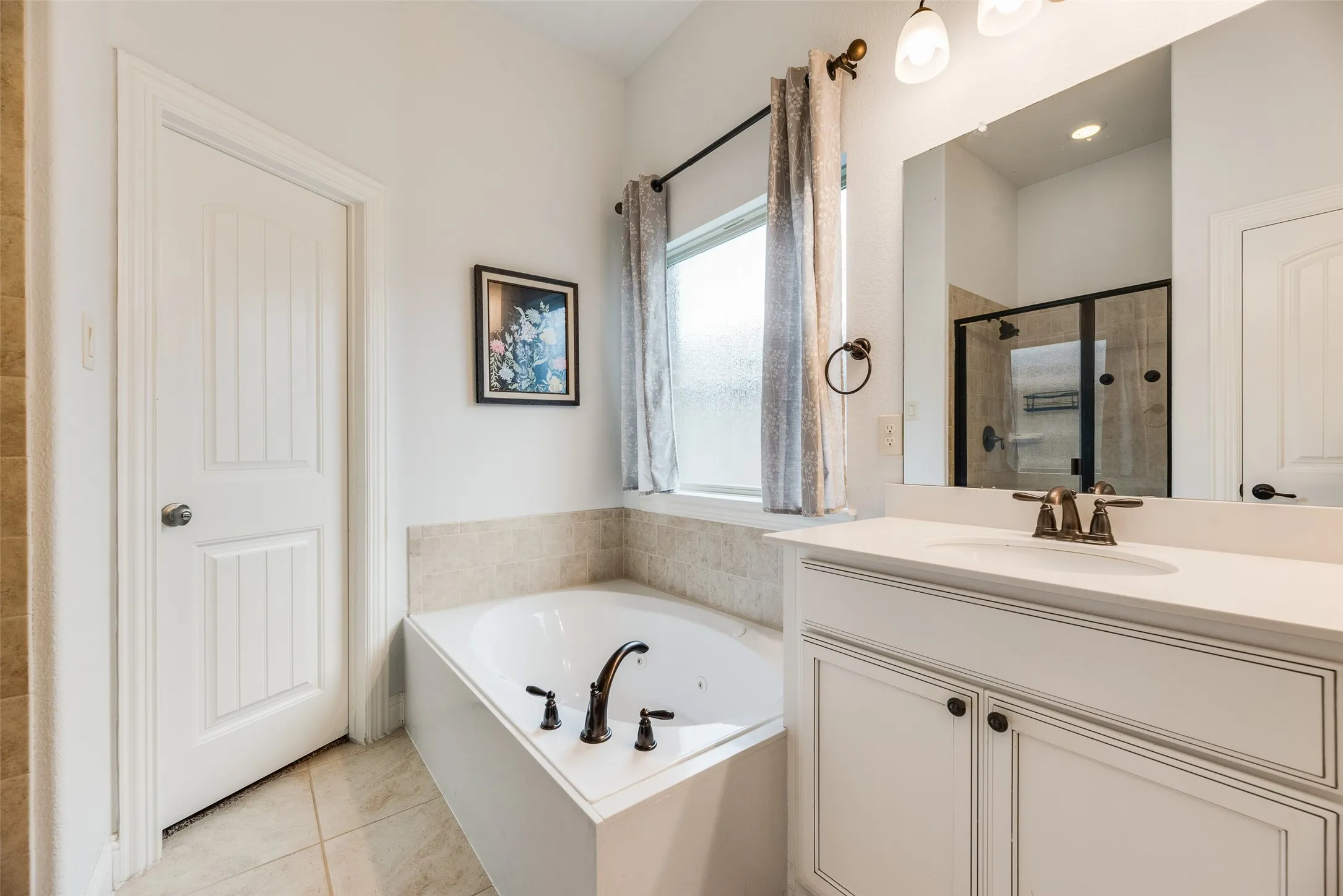 Separate soaking bathtub