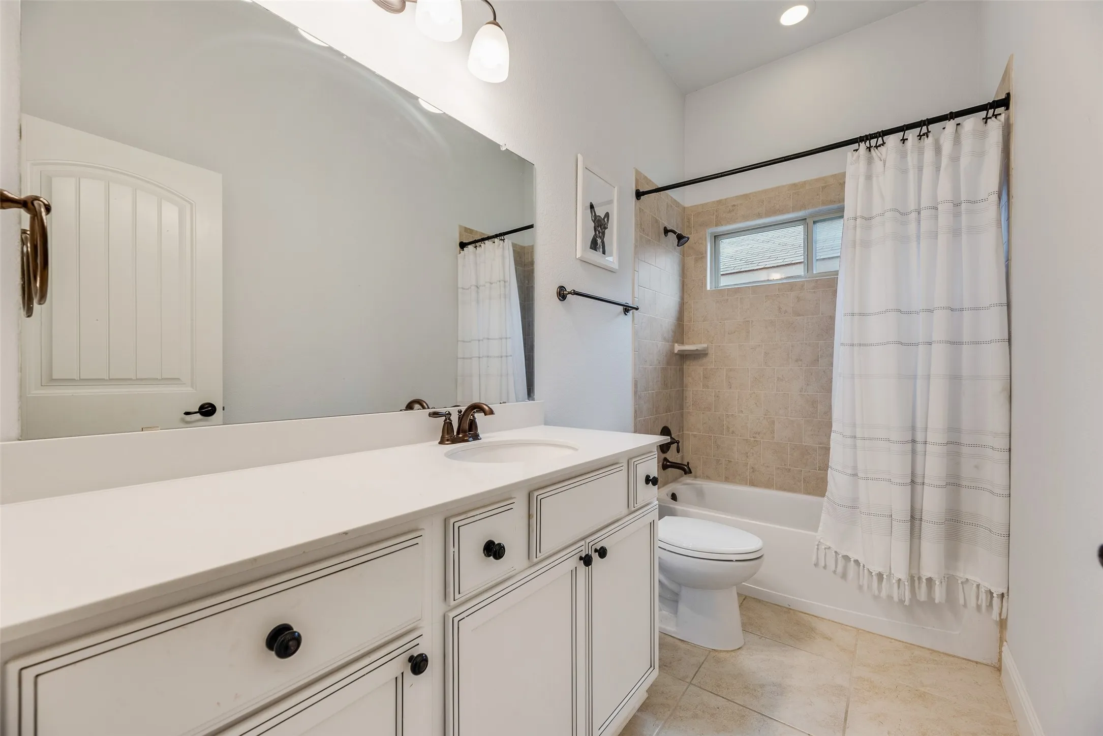 Full bathroom with shower/tub combo