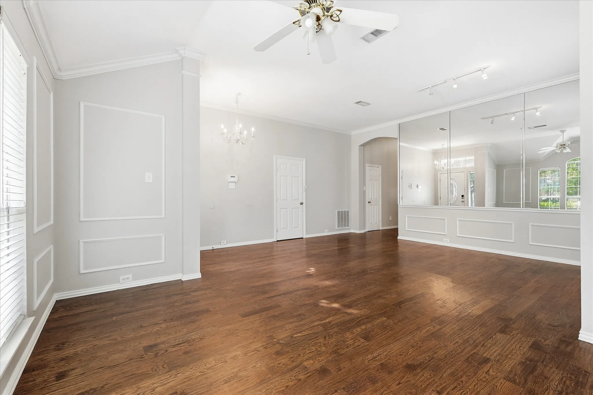 Single Family Residence For Rent in Collin County , 2921 Meadow Glen Drive, Mc Kinney, Texas 75072, 4 Bedroom, 2 Bathroom, 2 Garage spaces, 2,302 Sqft, built in 1995, mls#21263228, Real Estate Agent in Mc Kinney, Homes For Rent in Collin county, Homes For Rent in Mc Kinney, Realtor in Mc Kinney Texas, Real Estate Brokerage Independent Realty Texas, Luminita Cordes Realtor