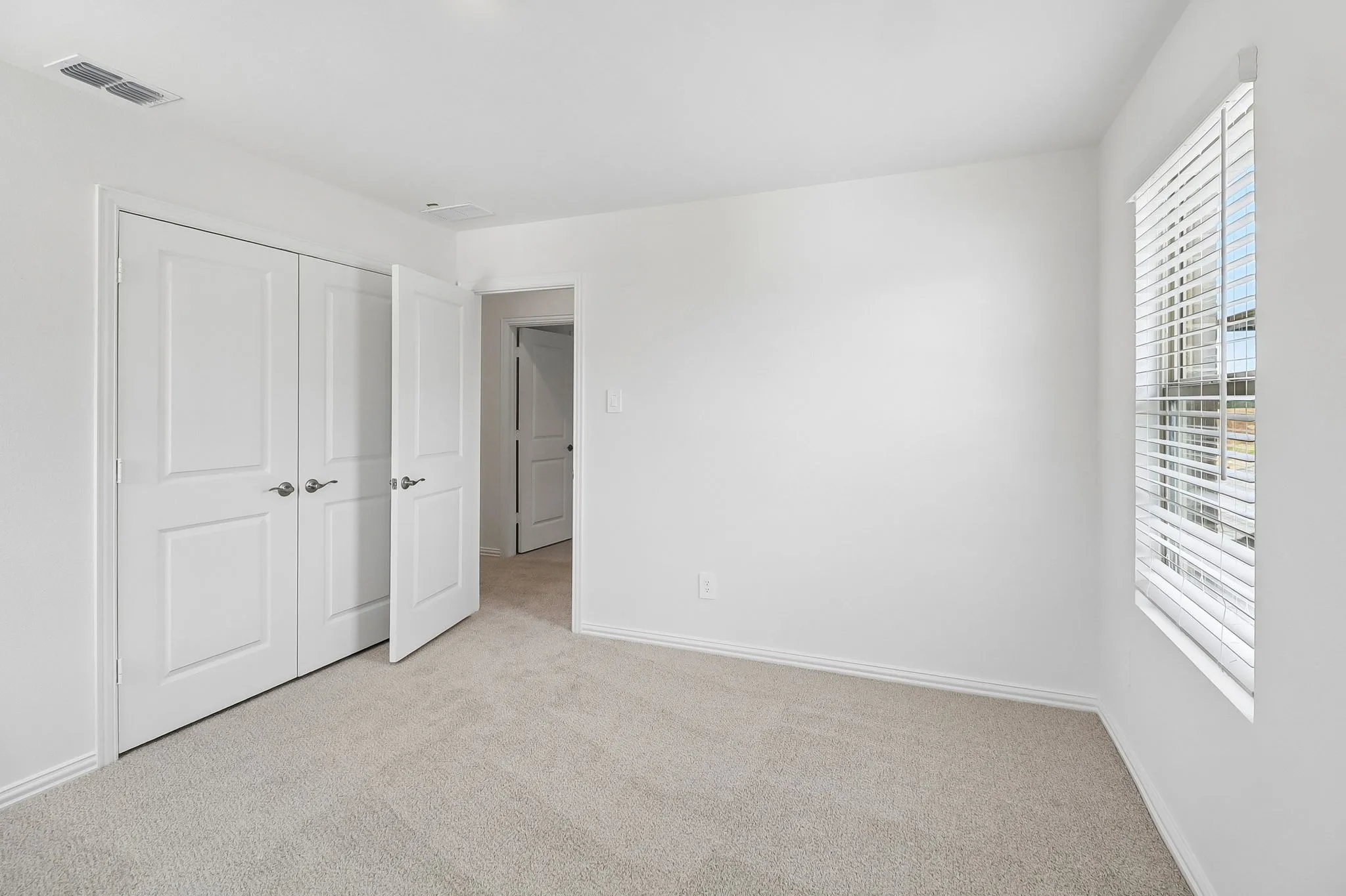  Photo is not of the actual home, but is an inspirational photo of builder’s model home and may depict options, furnishings, and/or decorator features that are not included.
