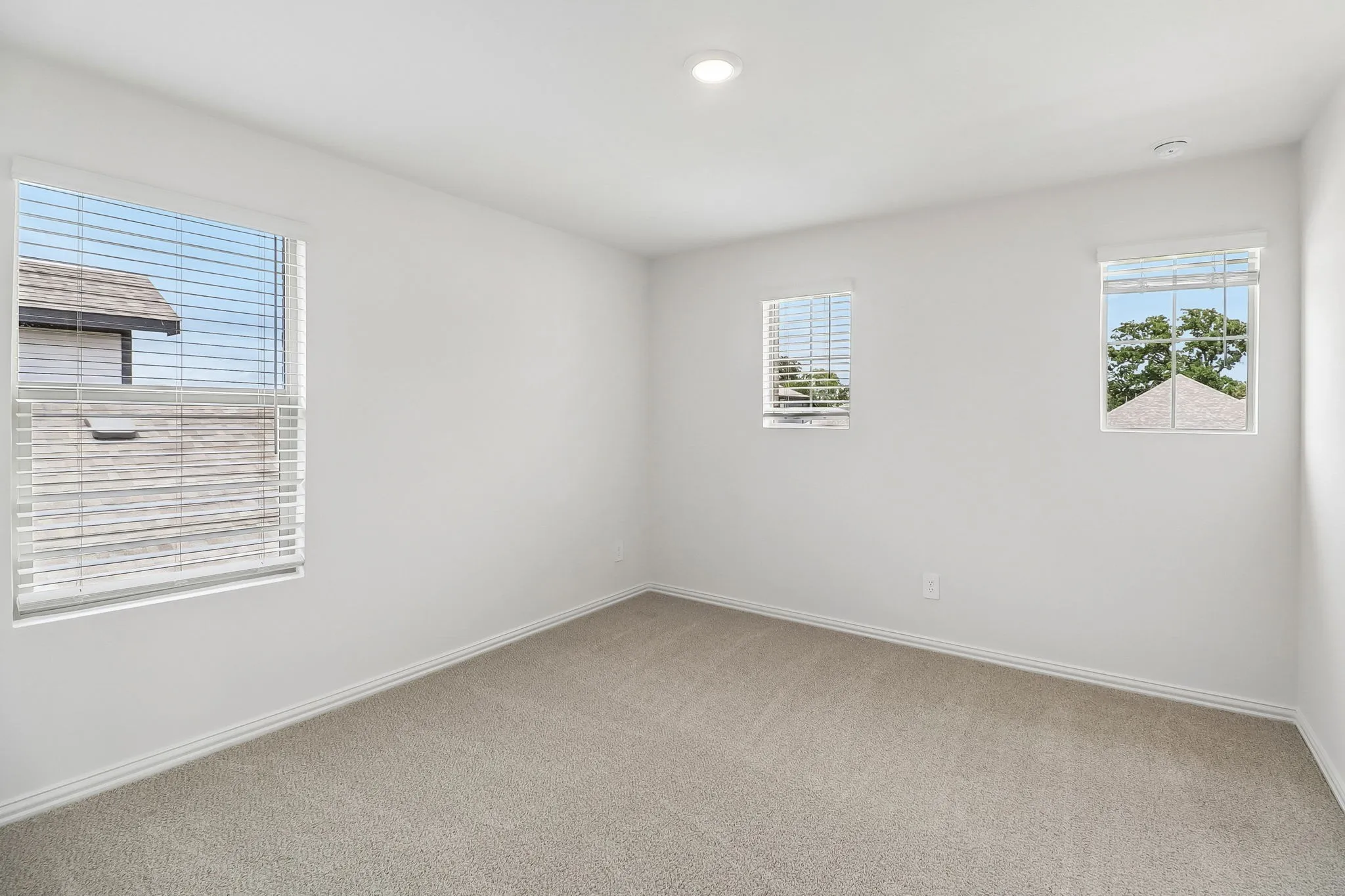  Photo is not of the actual home, but is an inspirational photo of builder’s model home and may depict options, furnishings, and/or decorator features that are not included.
