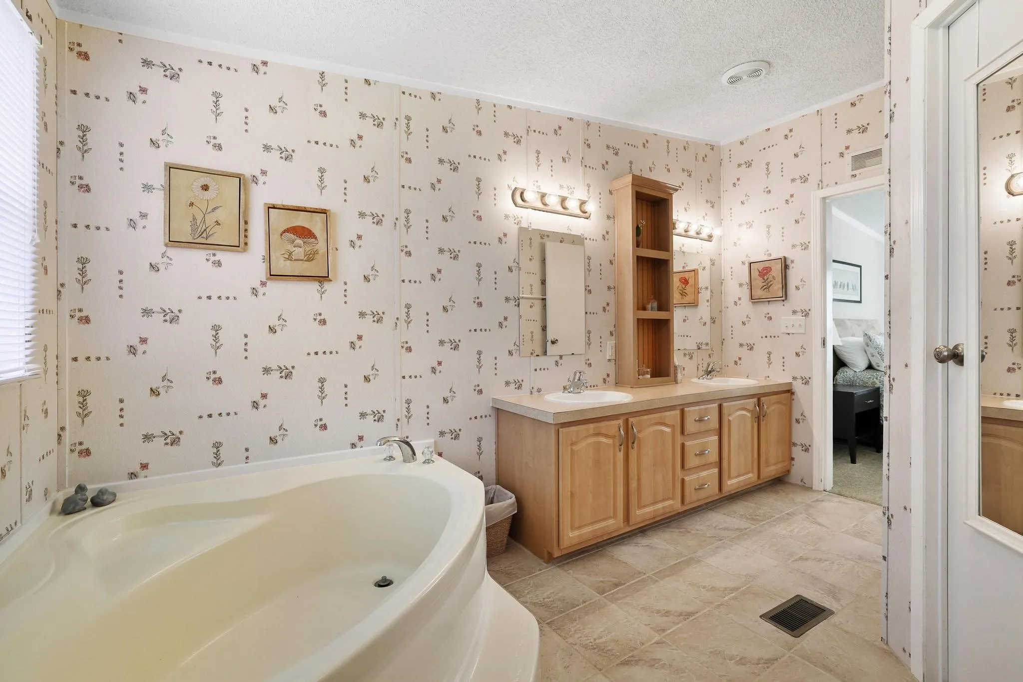 Single Family Residence For Sale in Fannin County , 7406 Lakeview Drive, Bonham, Texas 75418, 3 Bedroom, 2 Bathroom, Garage spaces, 1,624 Sqft, built in 2004, mls#21252224, Real Estate Agent in Bonham, Homes For Sale in Fannin county, Homes For Sale in Bonham, Realtor in Bonham Texas, Real Estate Brokerage Independent Realty Texas, Luminita Cordes Realtor