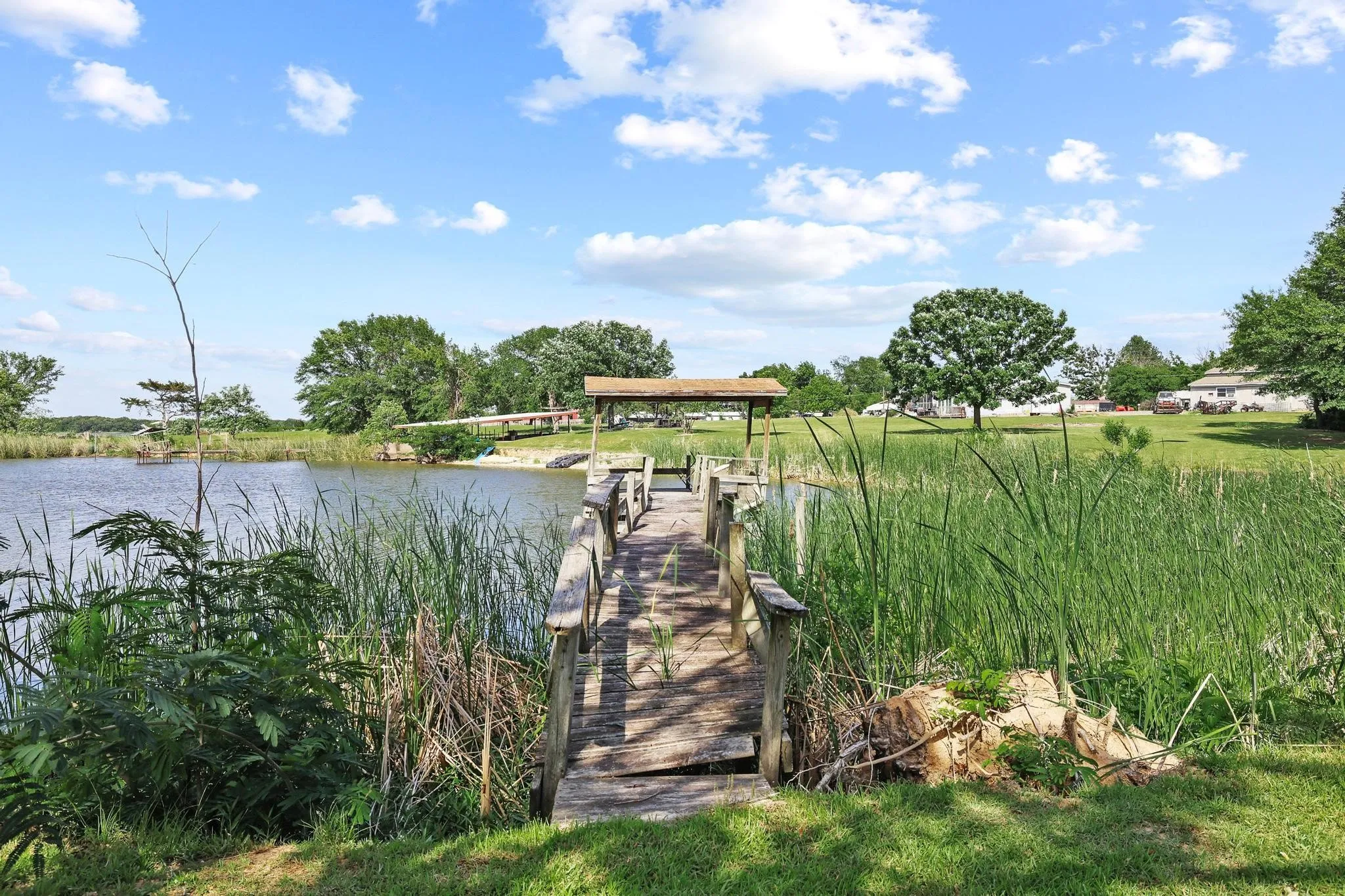 Single Family Residence For Sale in Fannin County , 7406 Lakeview Drive, Bonham, Texas 75418, 3 Bedroom, 2 Bathroom, Garage spaces, 1,624 Sqft, built in 2004, mls#21252224, Real Estate Agent in Bonham, Homes For Sale in Fannin county, Homes For Sale in Bonham, Realtor in Bonham Texas, Real Estate Brokerage Independent Realty Texas, Luminita Cordes Realtor