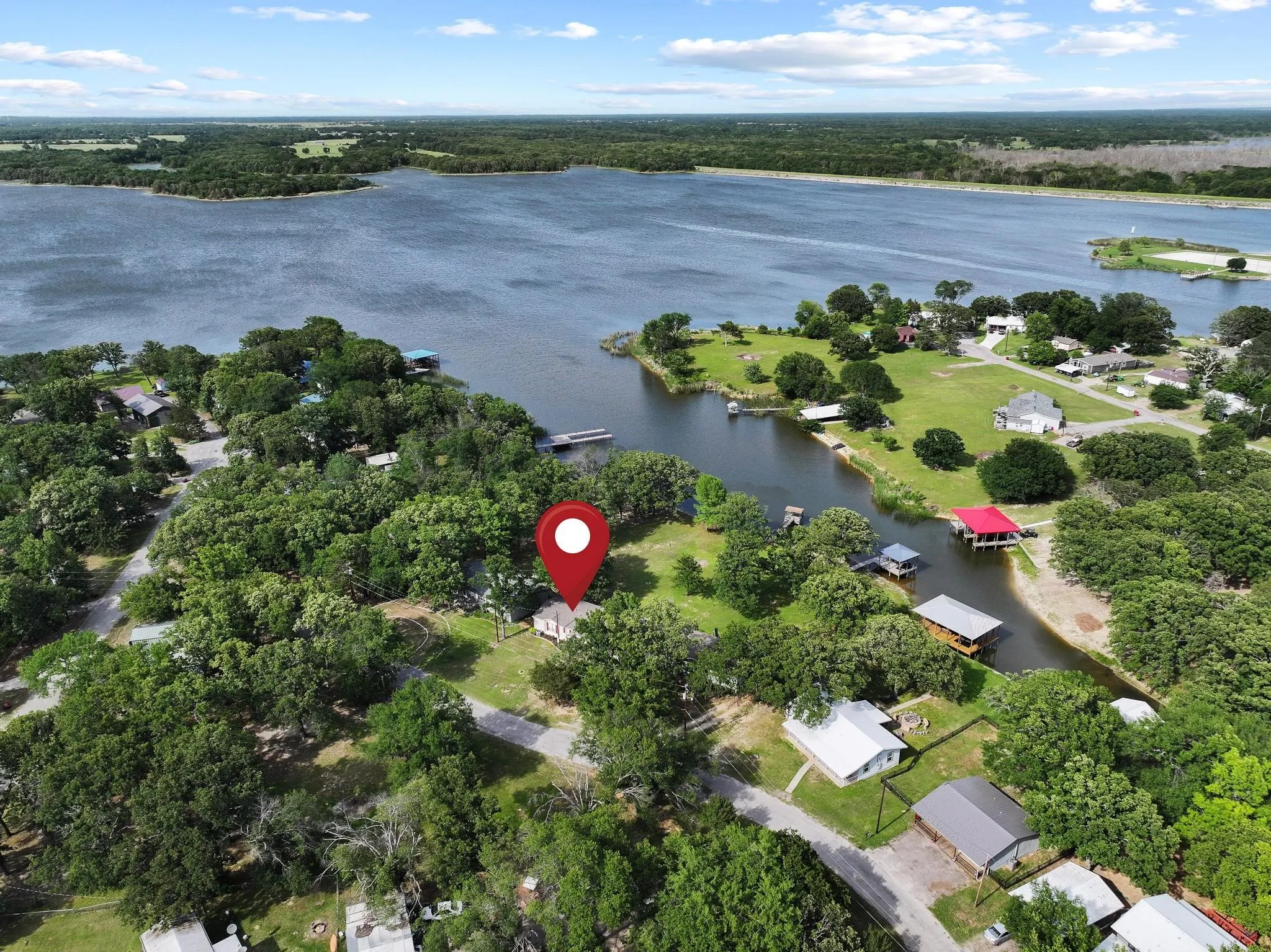 Single Family Residence For Sale in Fannin County , 7406 Lakeview Drive, Bonham, Texas 75418, 3 Bedroom, 2 Bathroom, Garage spaces, 1,624 Sqft, built in 2004, mls#21252224, Real Estate Agent in Bonham, Homes For Sale in Fannin county, Homes For Sale in Bonham, Realtor in Bonham Texas, Real Estate Brokerage Independent Realty Texas, Luminita Cordes Realtor
