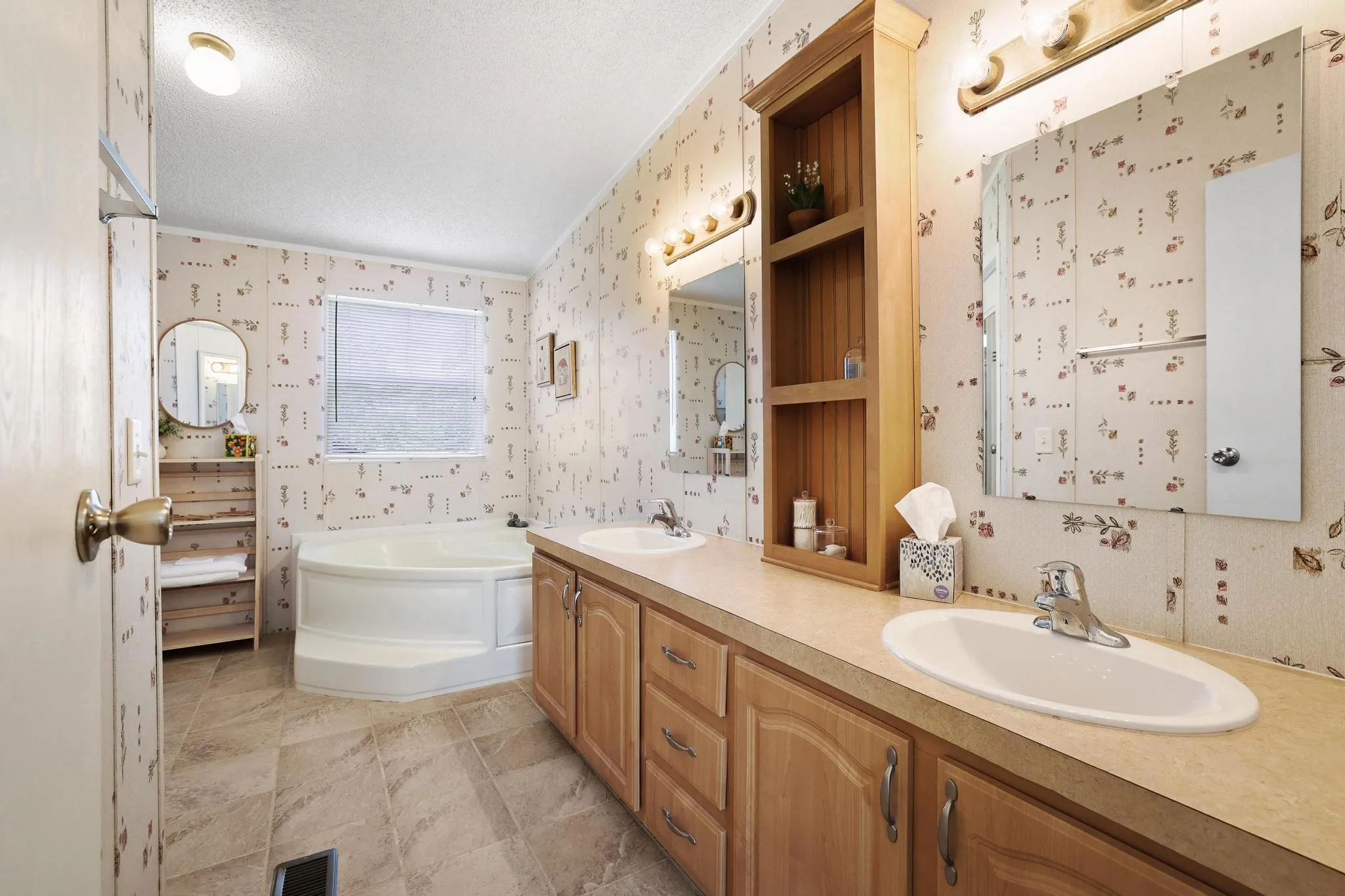 Single Family Residence For Sale in Fannin County , 7406 Lakeview Drive, Bonham, Texas 75418, 3 Bedroom, 2 Bathroom, Garage spaces, 1,624 Sqft, built in 2004, mls#21252224, Real Estate Agent in Bonham, Homes For Sale in Fannin county, Homes For Sale in Bonham, Realtor in Bonham Texas, Real Estate Brokerage Independent Realty Texas, Luminita Cordes Realtor