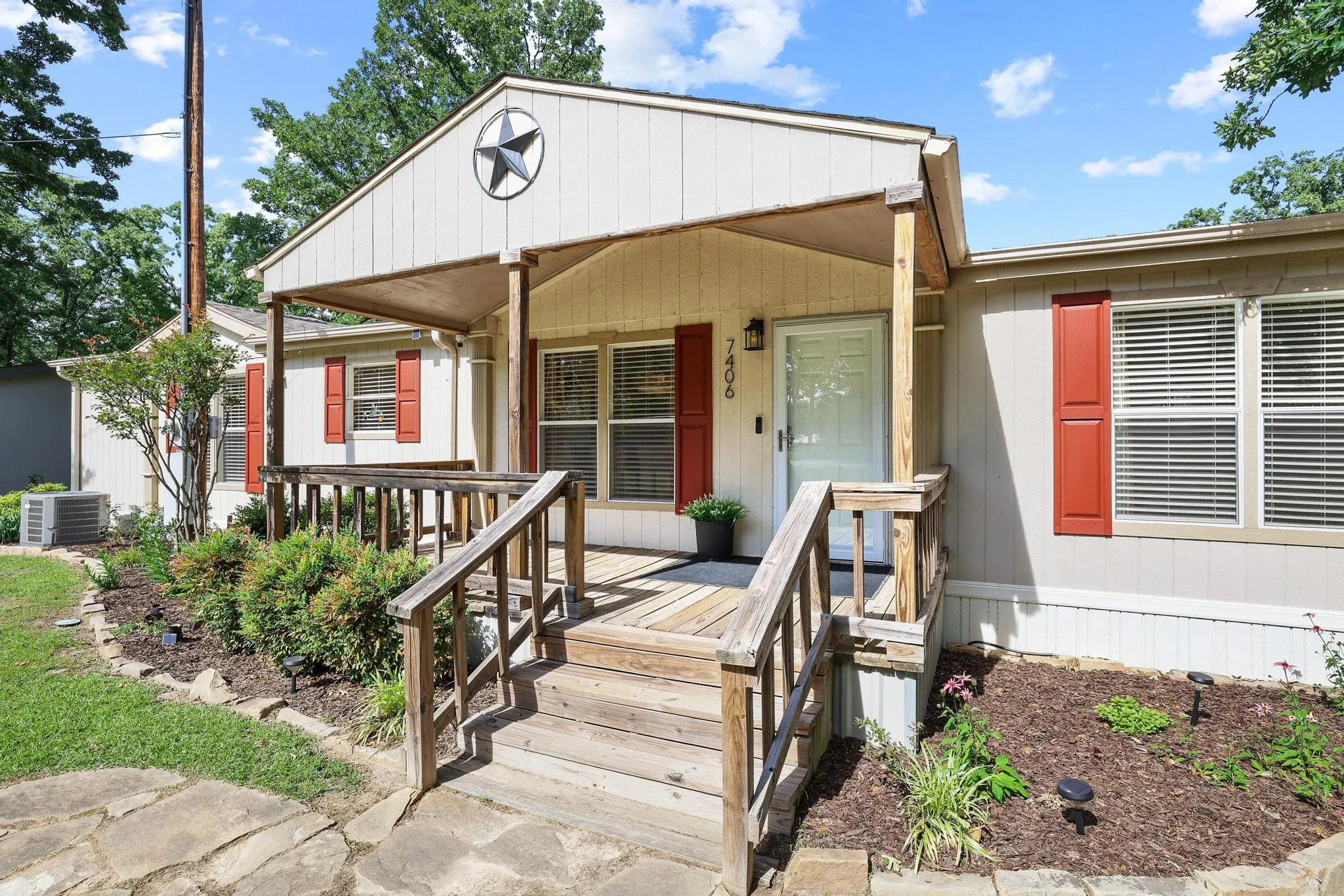 Single Family Residence For Sale in Fannin County , 7406 Lakeview Drive, Bonham, Texas 75418, 3 Bedroom, 2 Bathroom, Garage spaces, 1,624 Sqft, built in 2004, mls#21252224, Real Estate Agent in Bonham, Homes For Sale in Fannin county, Homes For Sale in Bonham, Realtor in Bonham Texas, Real Estate Brokerage Independent Realty Texas, Luminita Cordes Realtor