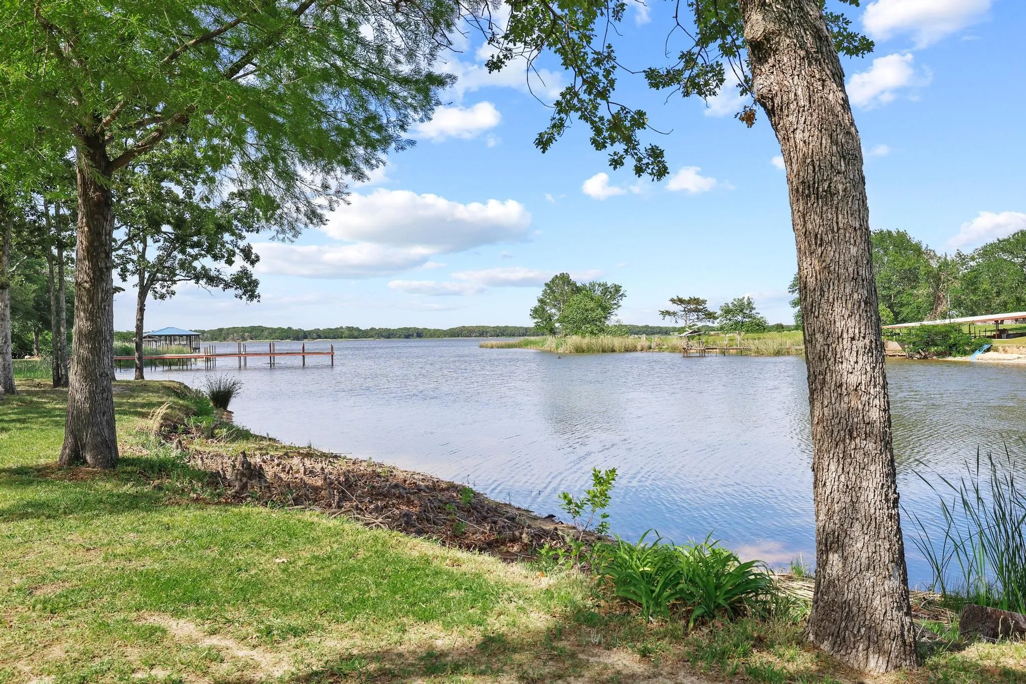 Single Family Residence For Sale in Fannin County , 7406 Lakeview Drive, Bonham, Texas 75418, 3 Bedroom, 2 Bathroom, Garage spaces, 1,624 Sqft, built in 2004, mls#21252224, Real Estate Agent in Bonham, Homes For Sale in Fannin county, Homes For Sale in Bonham, Realtor in Bonham Texas, Real Estate Brokerage Independent Realty Texas, Luminita Cordes Realtor