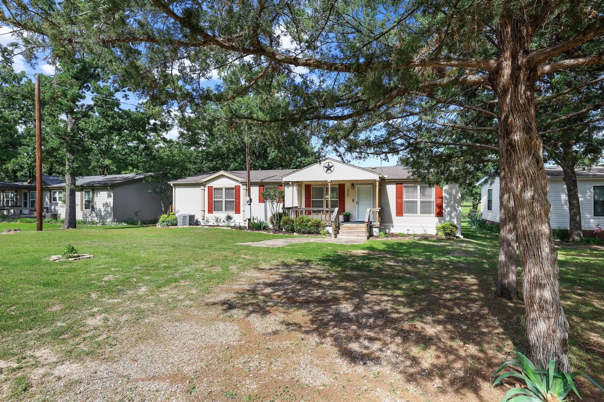 Single Family Residence For Sale in Fannin County , 7406 Lakeview Drive, Bonham, Texas 75418, 3 Bedroom, 2 Bathroom, Garage spaces, 1,624 Sqft, built in 2004, mls#21252224, Real Estate Agent in Bonham, Homes For Sale in Fannin county, Homes For Sale in Bonham, Realtor in Bonham Texas, Real Estate Brokerage Independent Realty Texas, Luminita Cordes Realtor