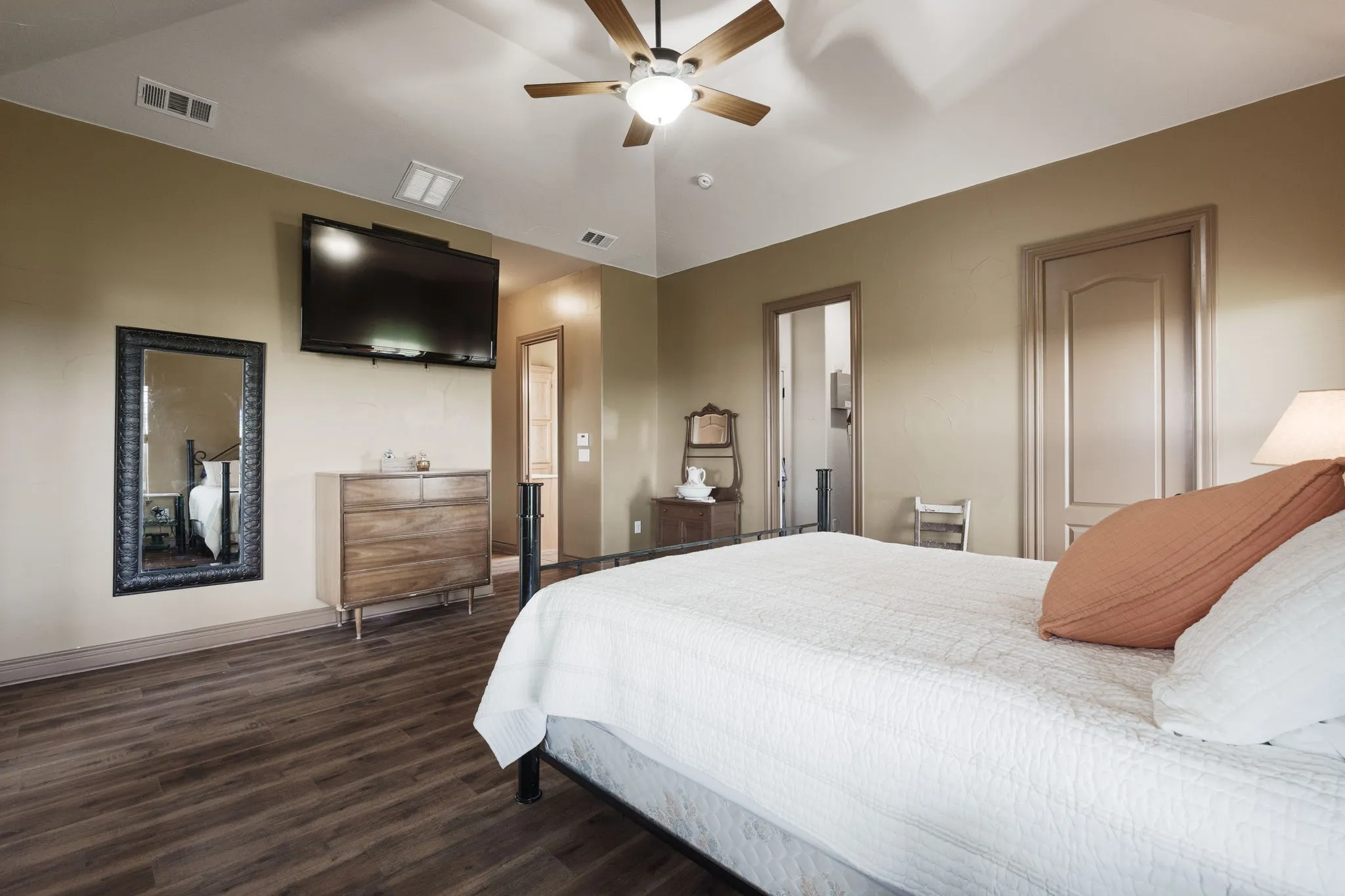 Vaulted ceiling with a ceiling fan light fixture