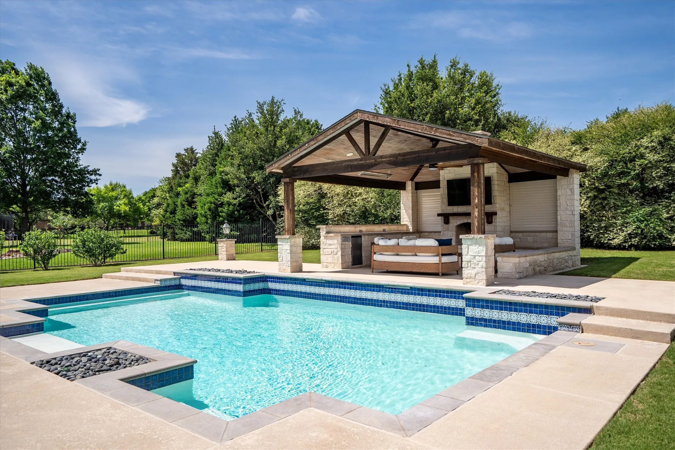 Single Family Residence For Sale in Denton County , 3225 Clubview Drive, Denton, Texas 76226, 4 Bedroom, 4 Bathroom, 3 Garage spaces, 4,040 Sqft, built in 2008, mls#21206596, Real Estate Agent in Denton, Homes For Sale in Denton county, Homes For Sale in Denton, Realtor in Denton Texas, Real Estate Brokerage Independent Realty Texas, Luminita Cordes Realtor