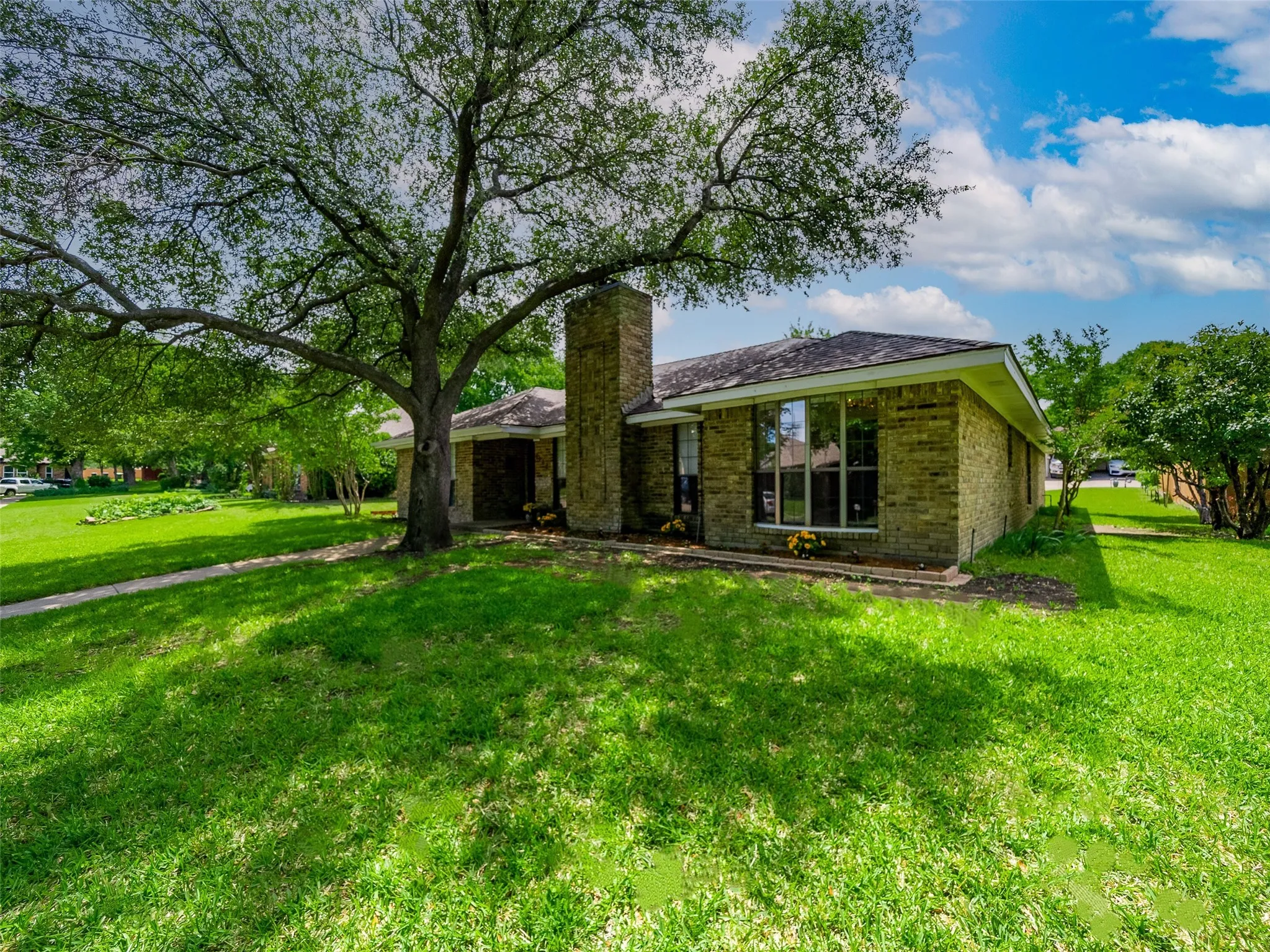 Single Family Residence For Sale in Collin County , 4100 Emerson Drive, Plano, Texas 75093, 3 Bedroom, 2 Bathroom, 2 Garage spaces, 1,917 Sqft, built in 1983, mls#21263180, Real Estate Agent in Plano, Homes For Sale in Collin county, Homes For Sale in Plano, Realtor in Plano Texas, Real Estate Brokerage Independent Realty Texas, Luminita Cordes Realtor