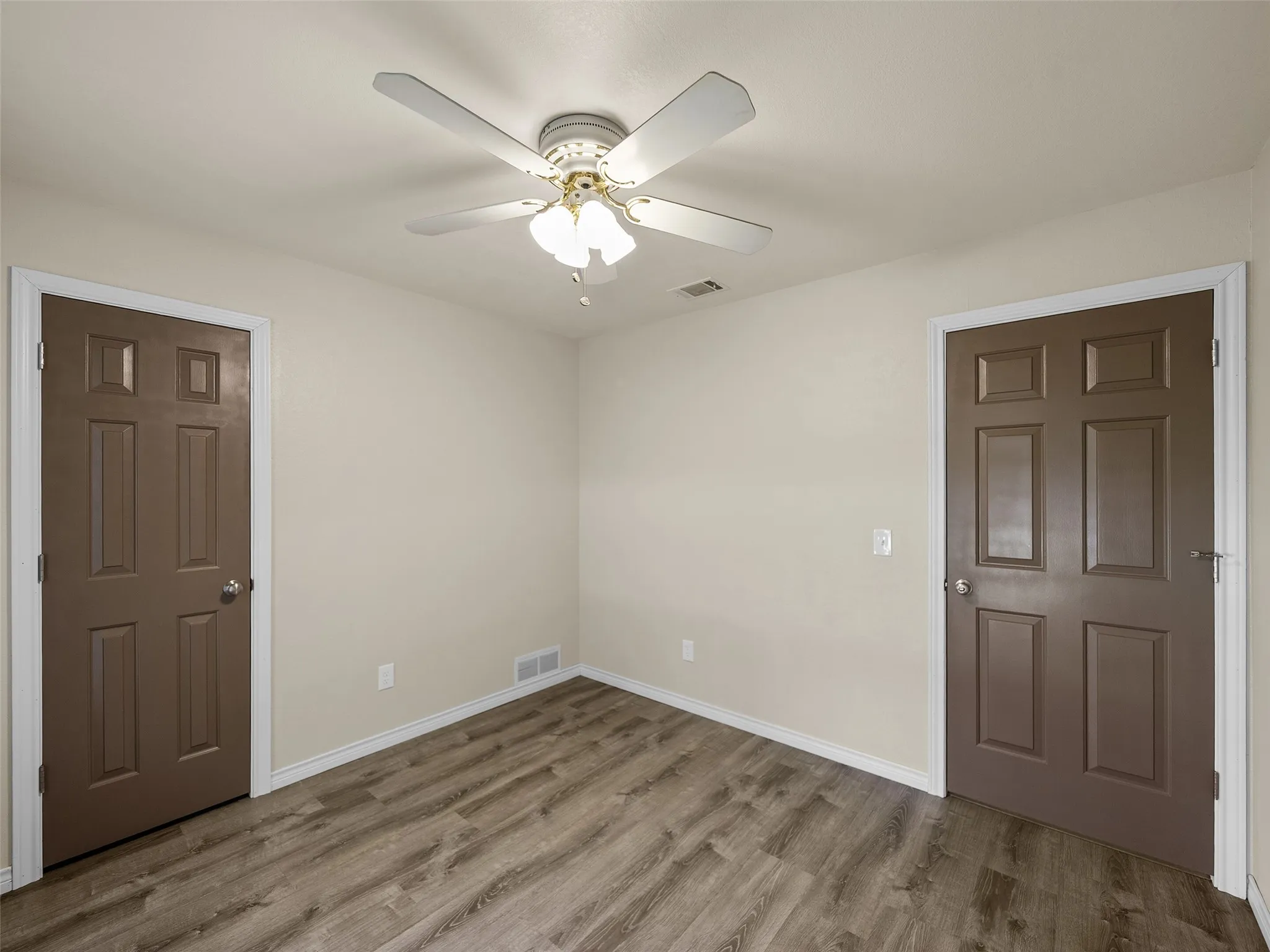 Single Family Residence For Sale in Collin County , 4100 Emerson Drive, Plano, Texas 75093, 3 Bedroom, 2 Bathroom, 2 Garage spaces, 1,917 Sqft, built in 1983, mls#21263180, Real Estate Agent in Plano, Homes For Sale in Collin county, Homes For Sale in Plano, Realtor in Plano Texas, Real Estate Brokerage Independent Realty Texas, Luminita Cordes Realtor