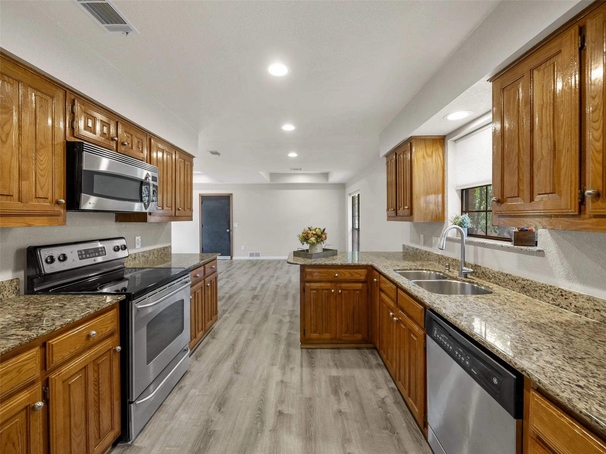 Single Family Residence For Sale in Collin County , 4100 Emerson Drive, Plano, Texas 75093, 3 Bedroom, 2 Bathroom, 2 Garage spaces, 1,917 Sqft, built in 1983, mls#21263180, Real Estate Agent in Plano, Homes For Sale in Collin county, Homes For Sale in Plano, Realtor in Plano Texas, Real Estate Brokerage Independent Realty Texas, Luminita Cordes Realtor