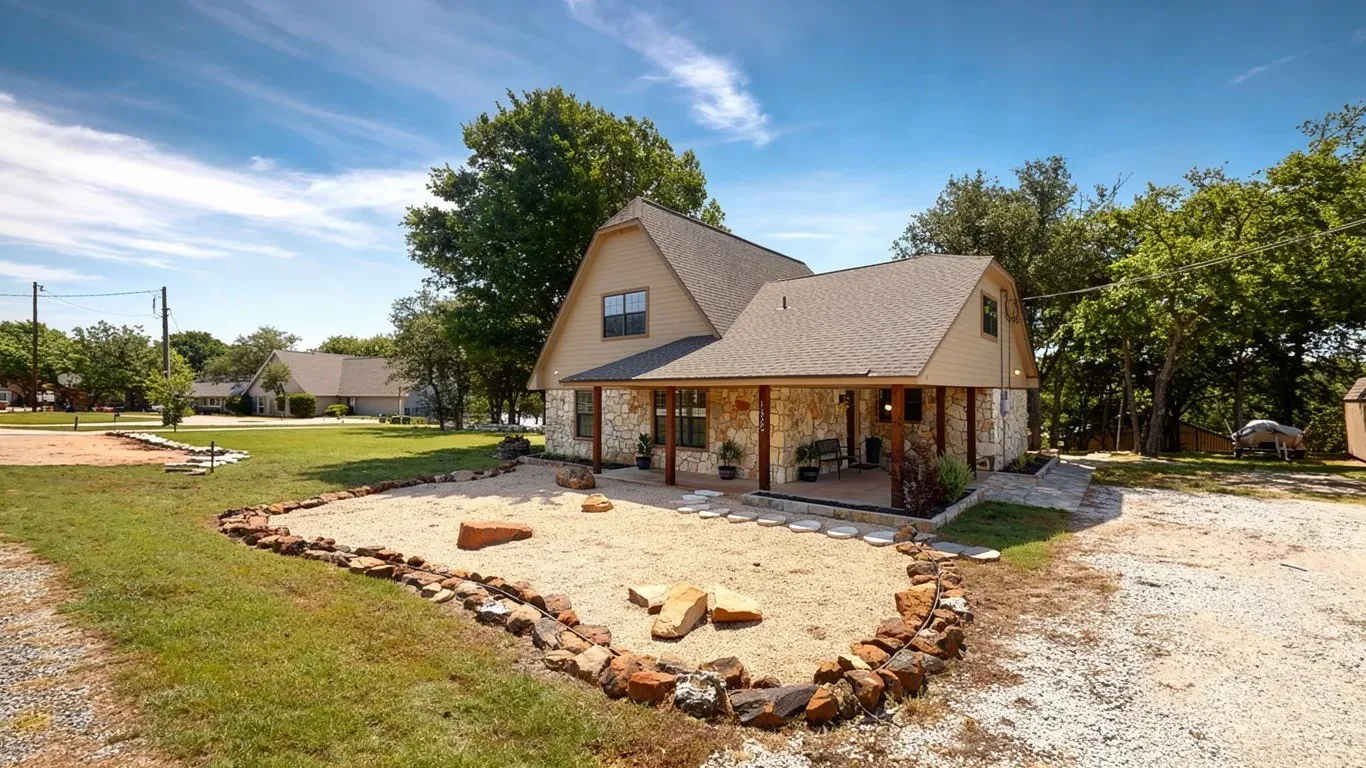 Single Family Residence For Sale in Hood County , 1425 Blackhawk Circle, Granbury, Texas 76048, 3 Bedroom, 2 Bathroom, Garage spaces, 2,000 Sqft, built in 1986, mls#21260887, Real Estate Agent in Granbury, Homes For Sale in Hood county, Homes For Sale in Granbury, Realtor in Granbury Texas, Real Estate Brokerage Independent Realty Texas, Luminita Cordes Realtor