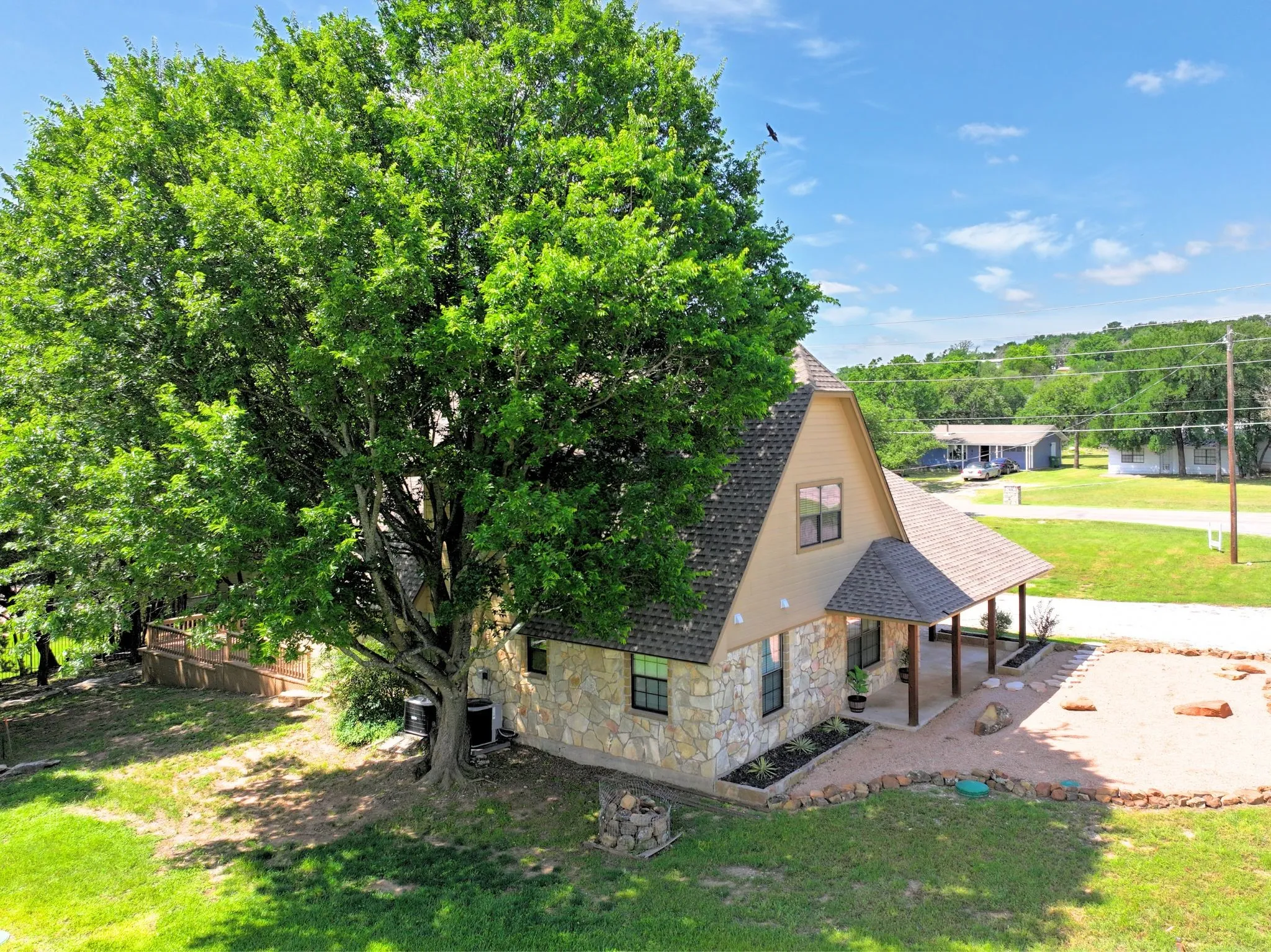 Single Family Residence For Sale in Hood County , 1425 Blackhawk Circle, Granbury, Texas 76048, 3 Bedroom, 2 Bathroom, Garage spaces, 2,000 Sqft, built in 1986, mls#21260887, Real Estate Agent in Granbury, Homes For Sale in Hood county, Homes For Sale in Granbury, Realtor in Granbury Texas, Real Estate Brokerage Independent Realty Texas, Luminita Cordes Realtor